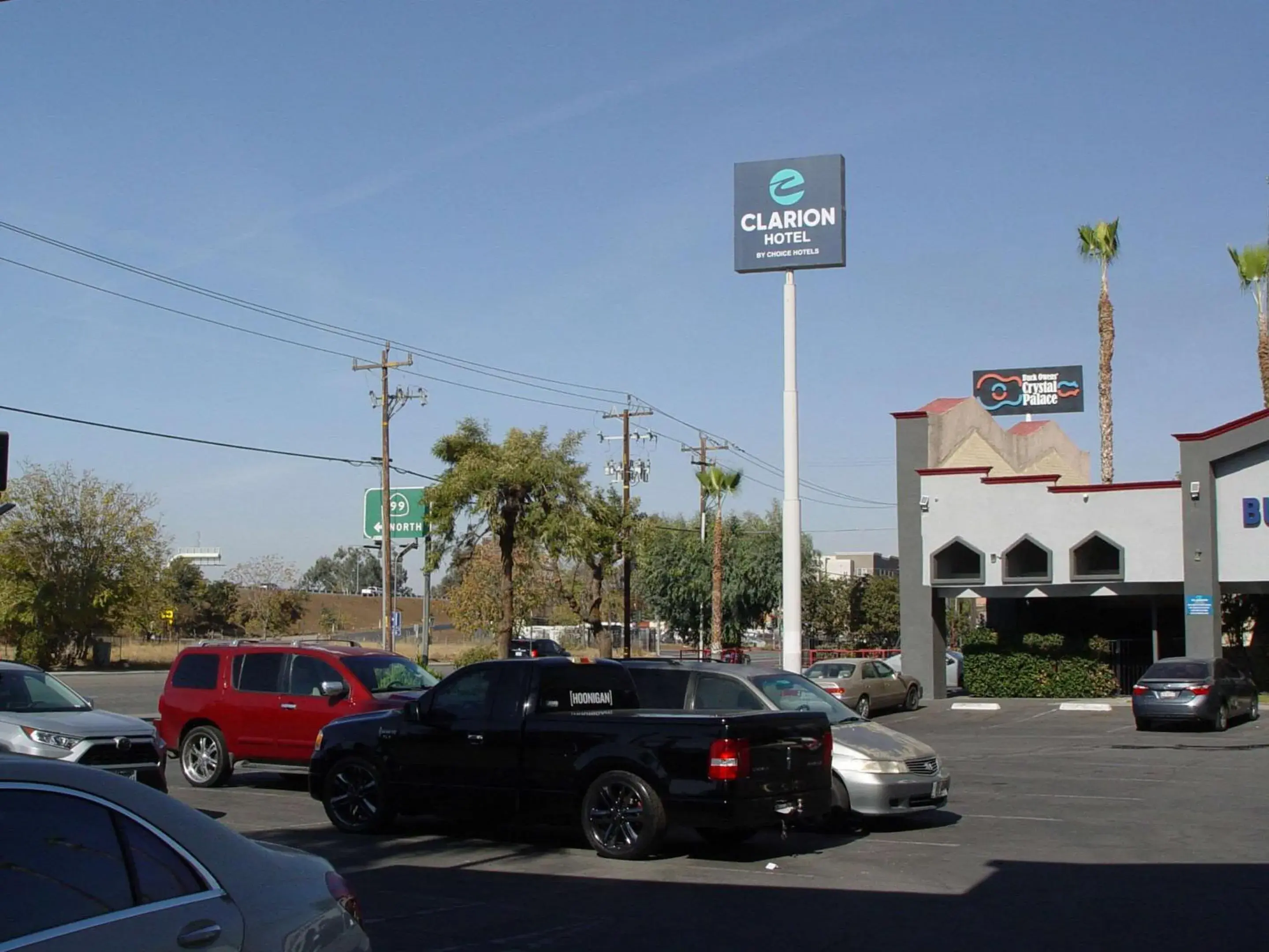 Property building in Clarion Hotel Bakersfield North Property building in Clarion Hotel Bakersfield North