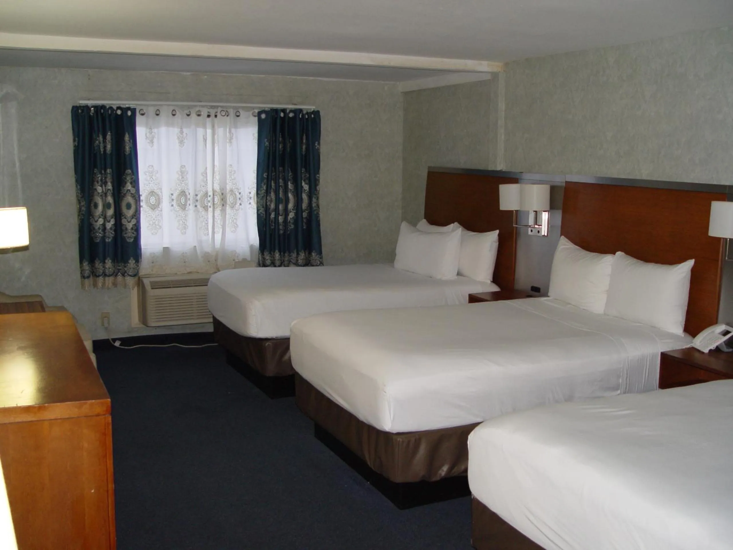 Bed in Clarion Hotel Bakersfield North