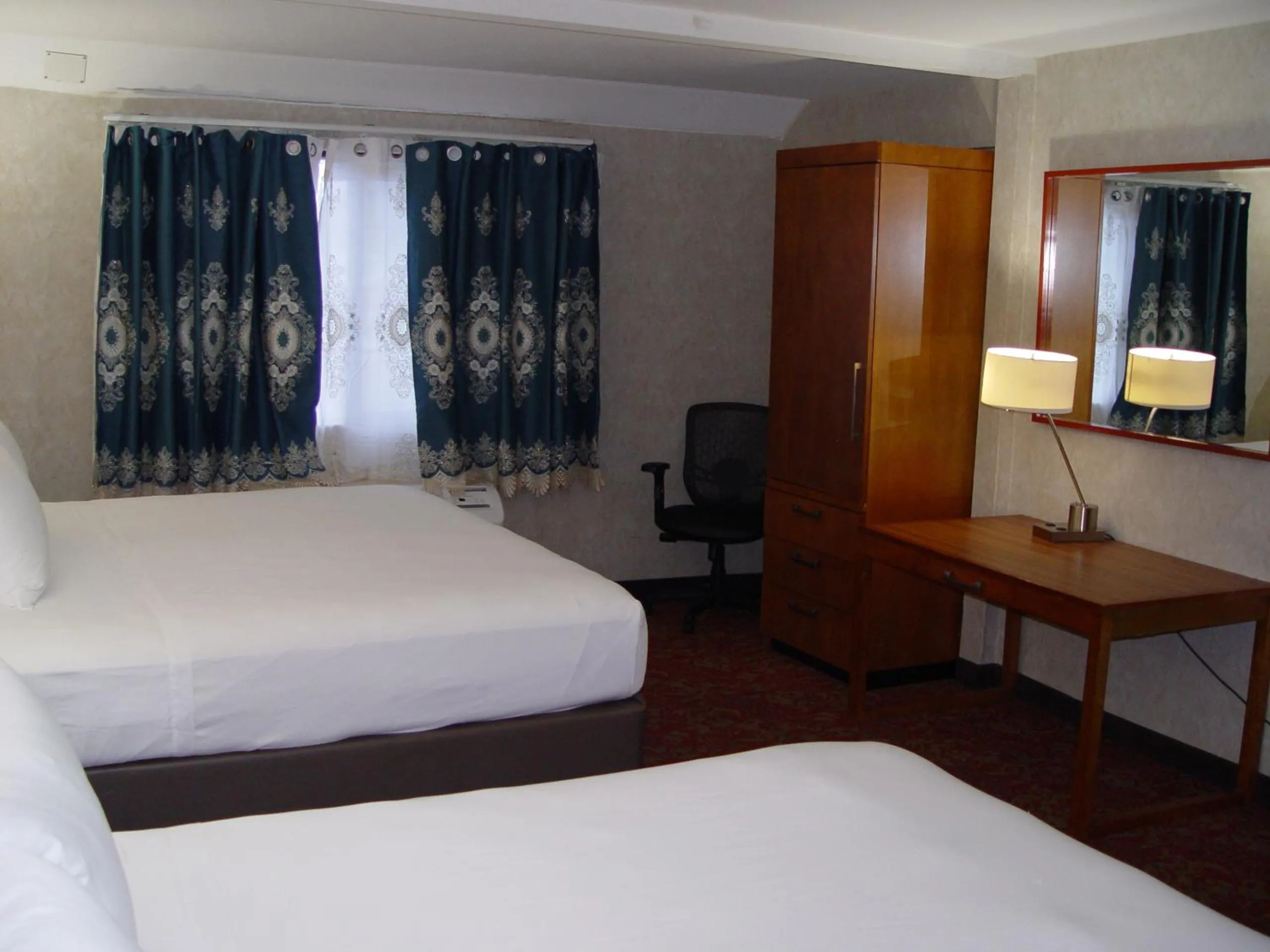 Bed in Clarion Hotel Bakersfield North