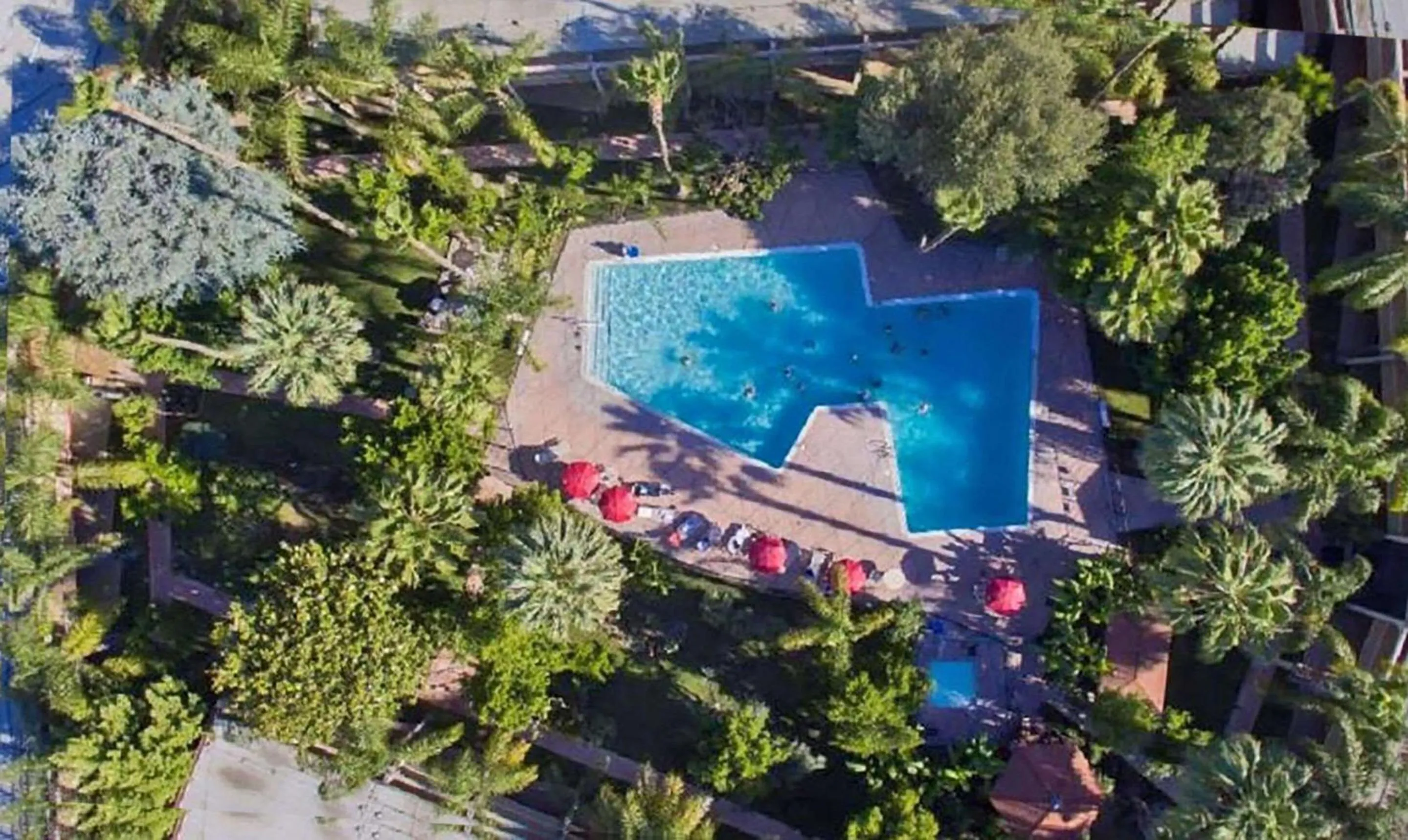 Swimming pool in Clarion Hotel Bakersfield North
