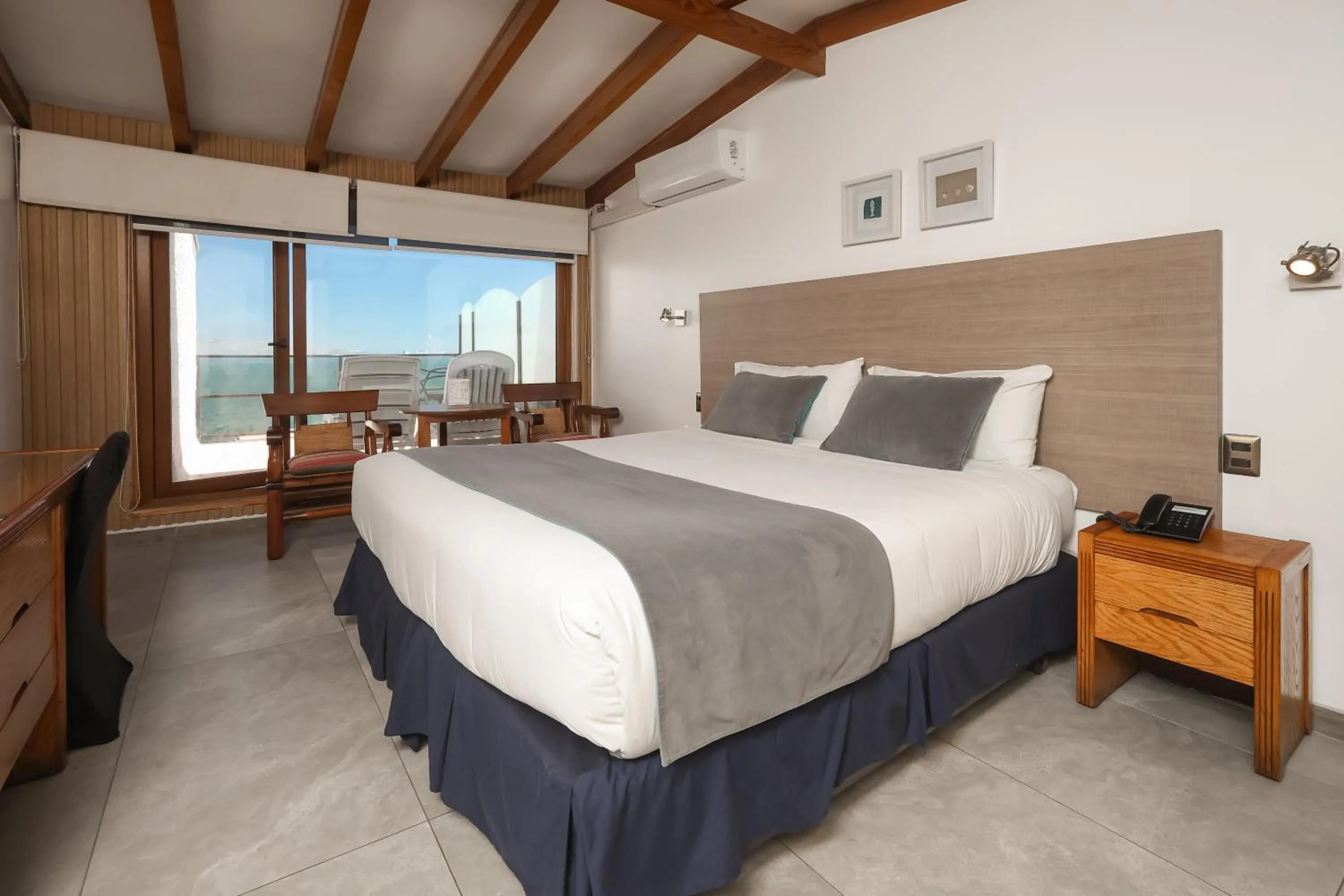 Bed in Hotel Oceanic