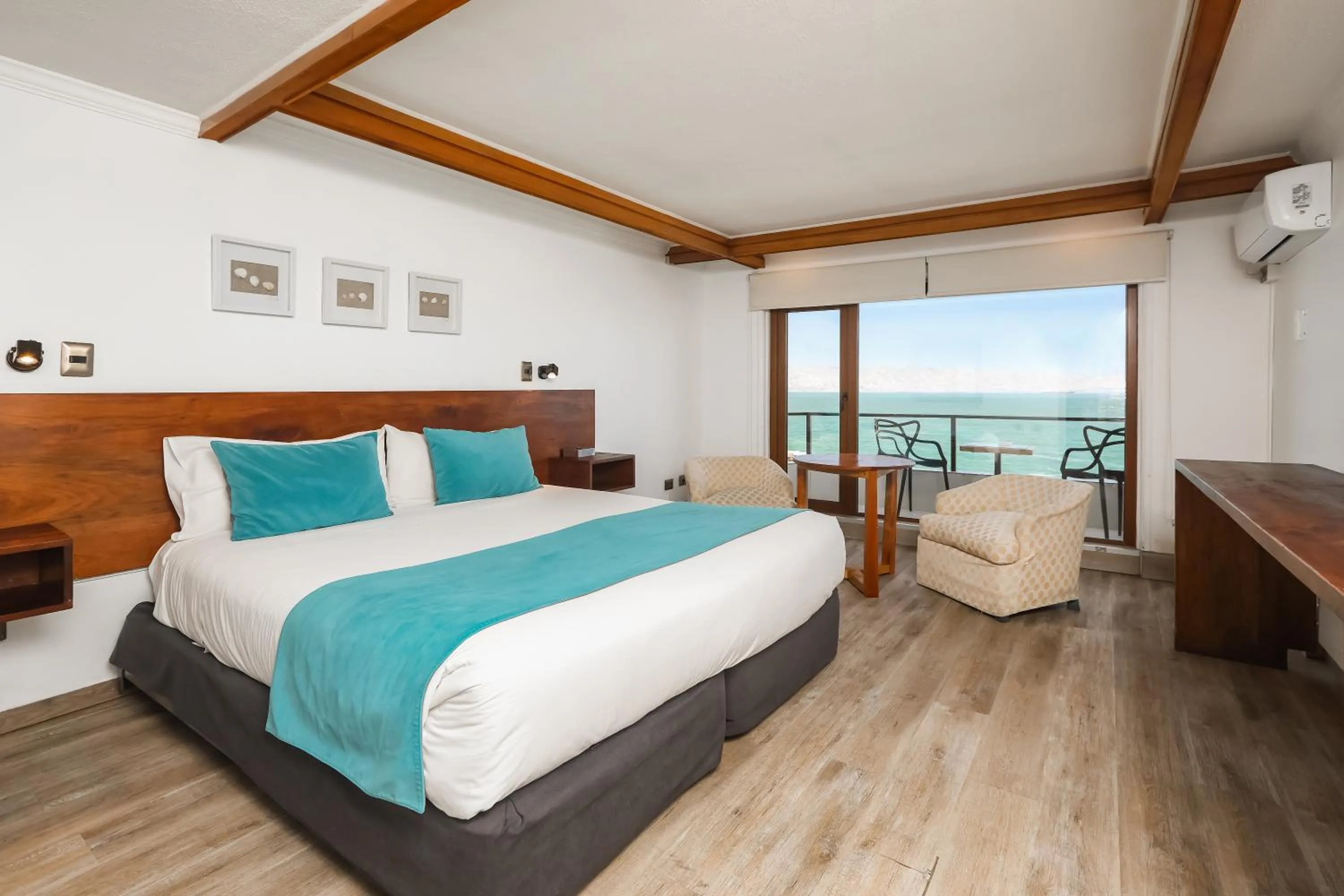 Bed in Hotel Oceanic