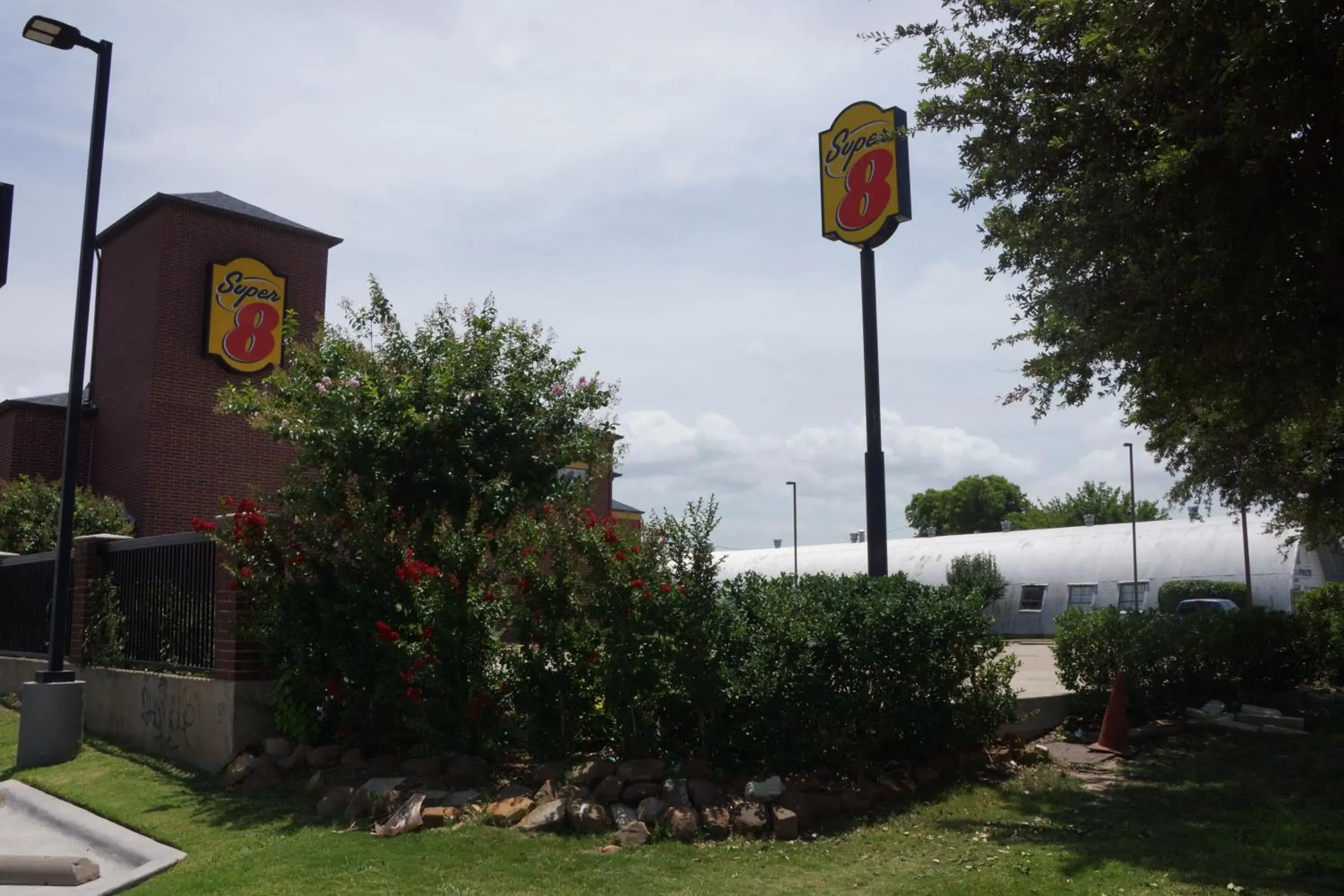 Property building in Super 8 by Wyndham Farmers Branch/North Dallas Property building in Super 8 by Wyndham Farmers Branch/North Dallas