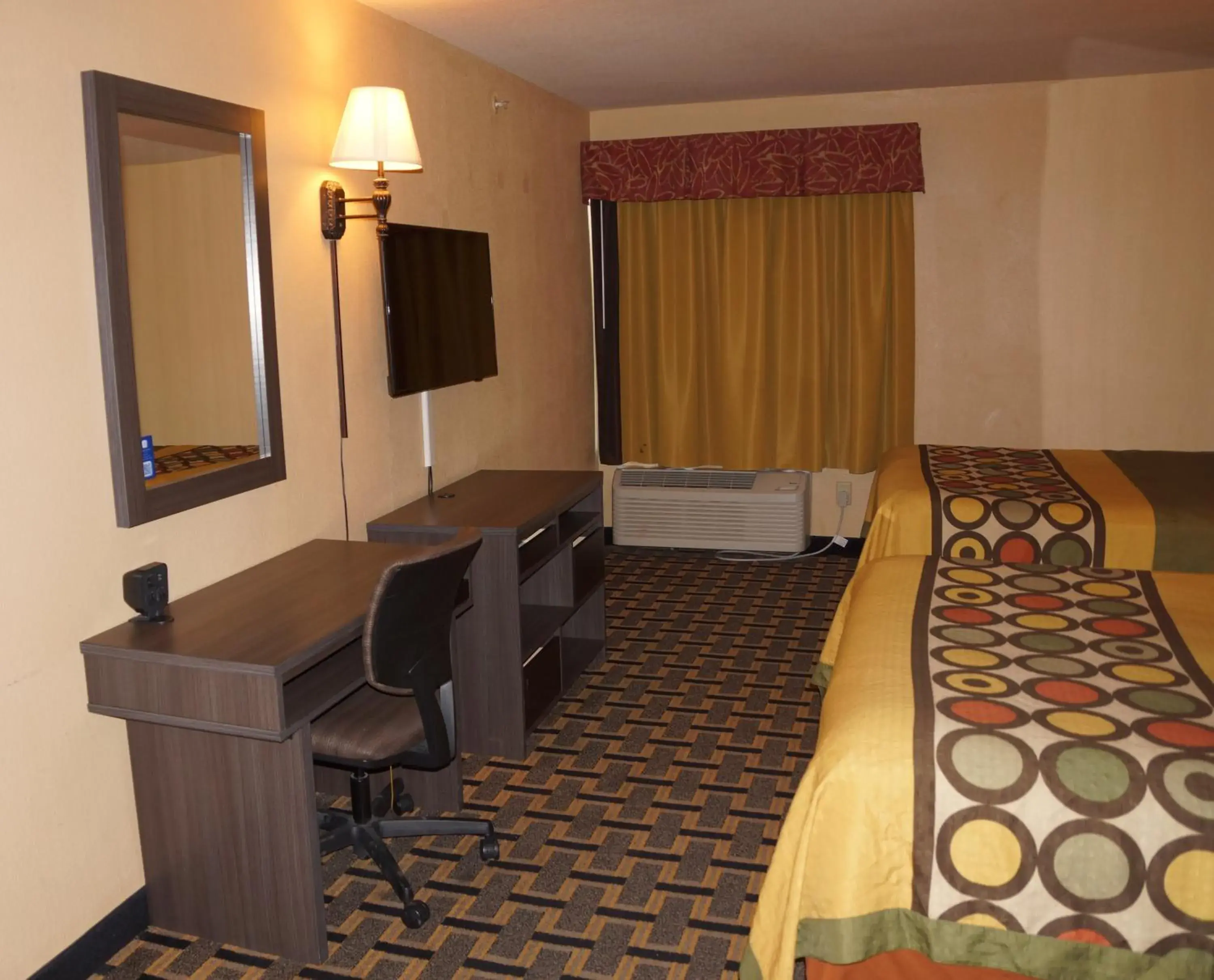 TV and multimedia, Bed in Super 8 by Wyndham Farmers Branch/North Dallas TV and multimedia, Bed in Super 8 by Wyndham Farmers Branch/North Dallas