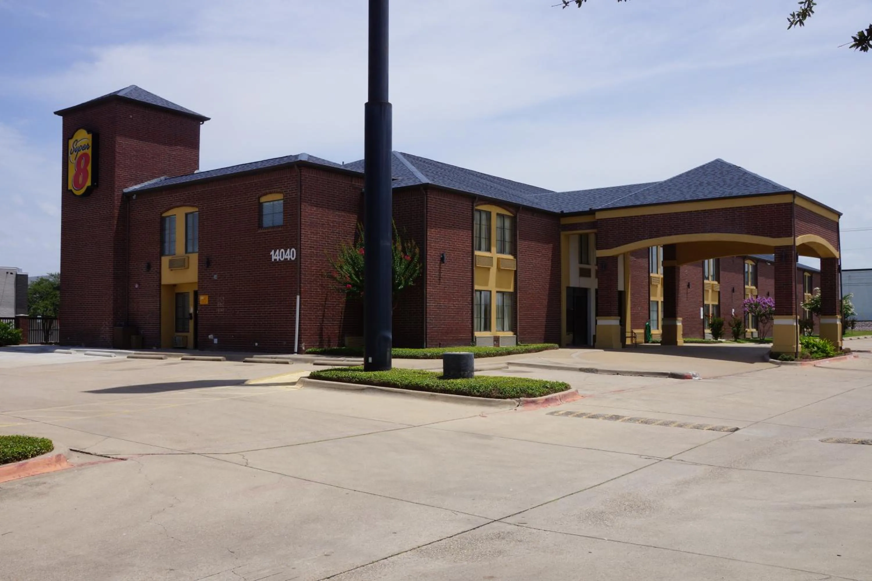 Property building in Super 8 by Wyndham Farmers Branch/North Dallas