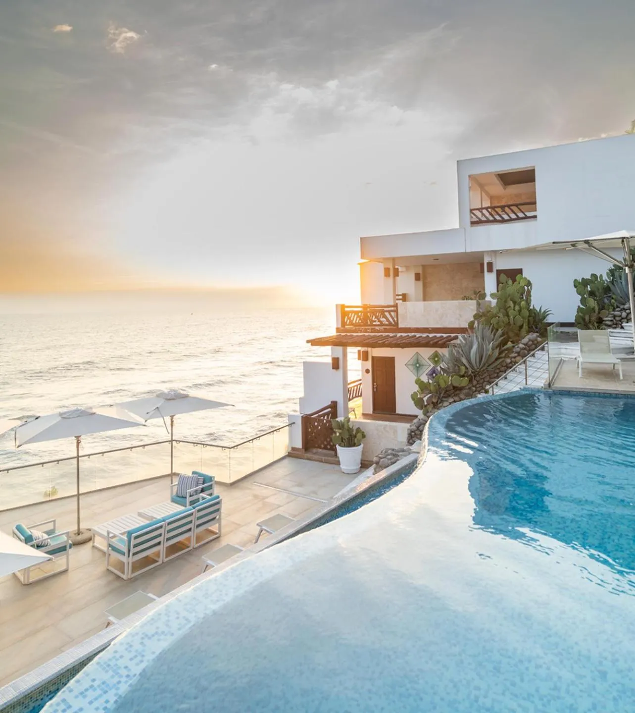 Swimming pool in Hotel Los Farallones