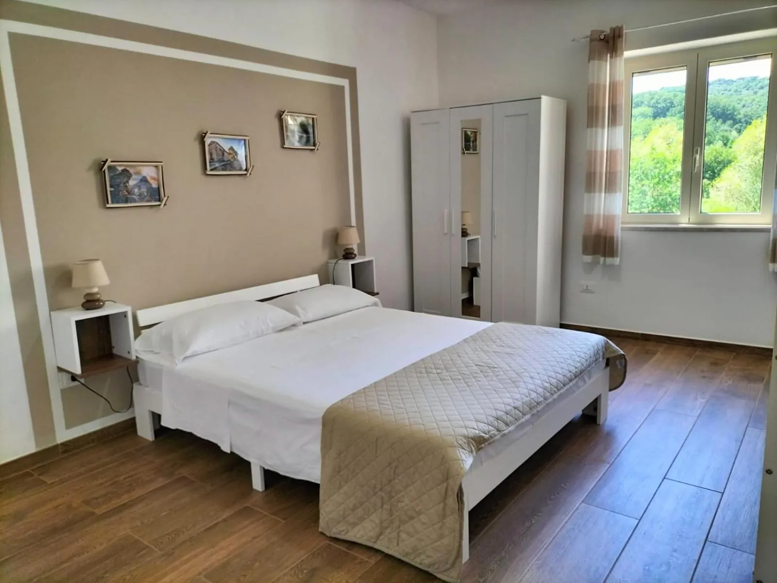 Photo of the whole room in Amaltea