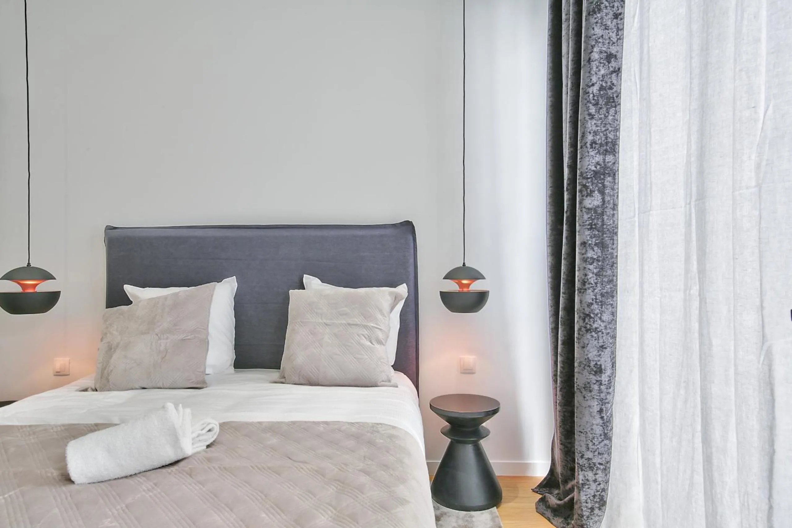Bed in 69 - Authentic Parisian Home