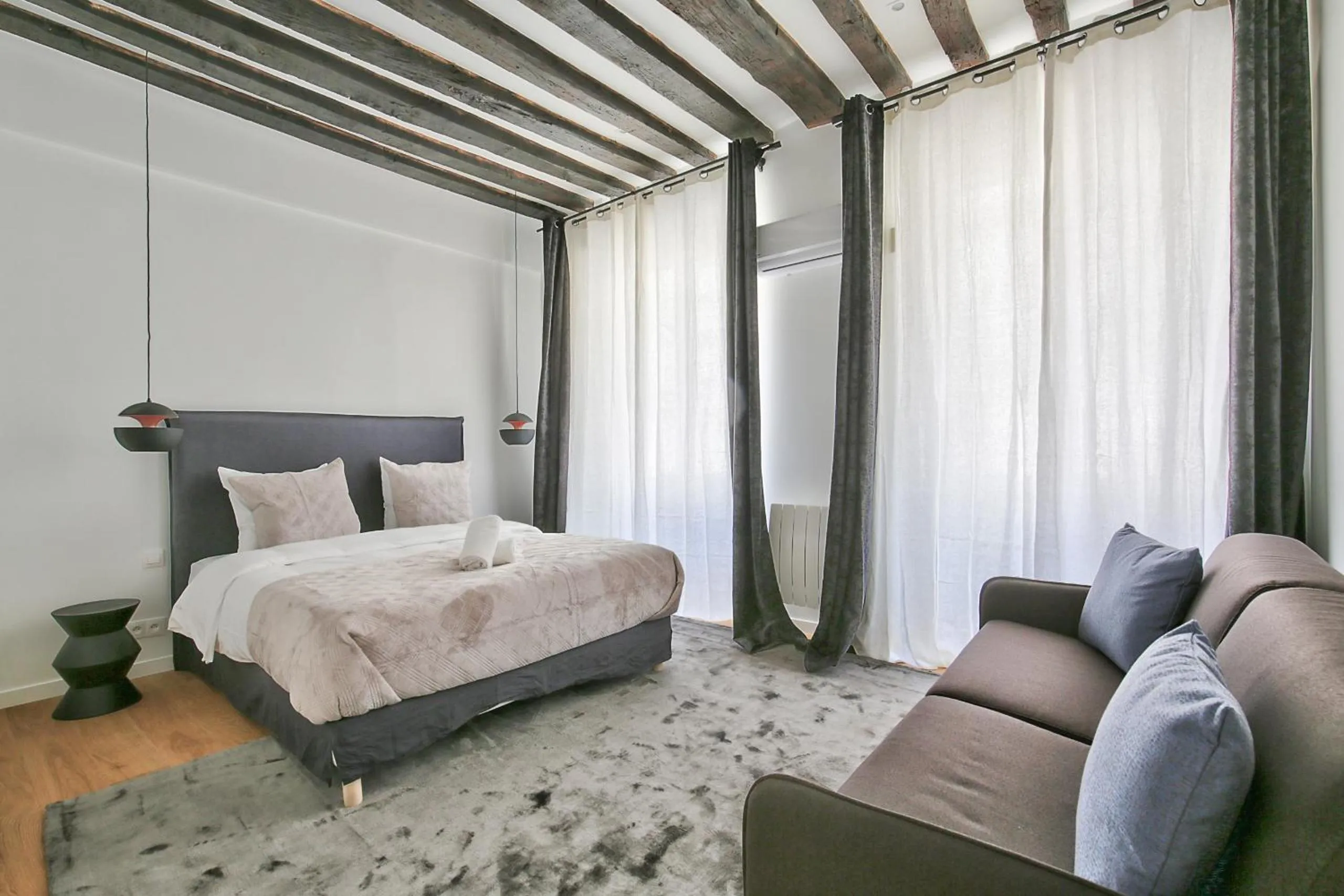 Bed in 69 - Authentic Parisian Home