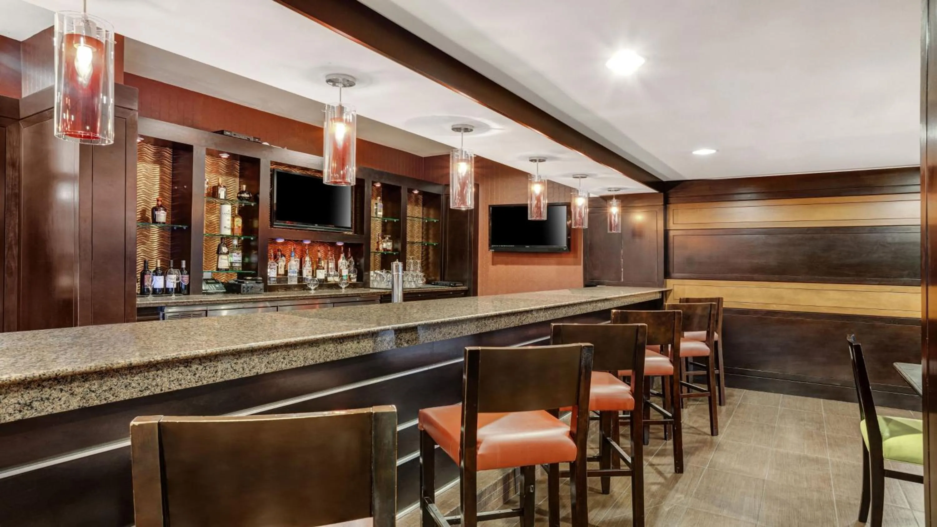 Lounge or bar in Crowne Plaza Houston Galleria Area by IHG