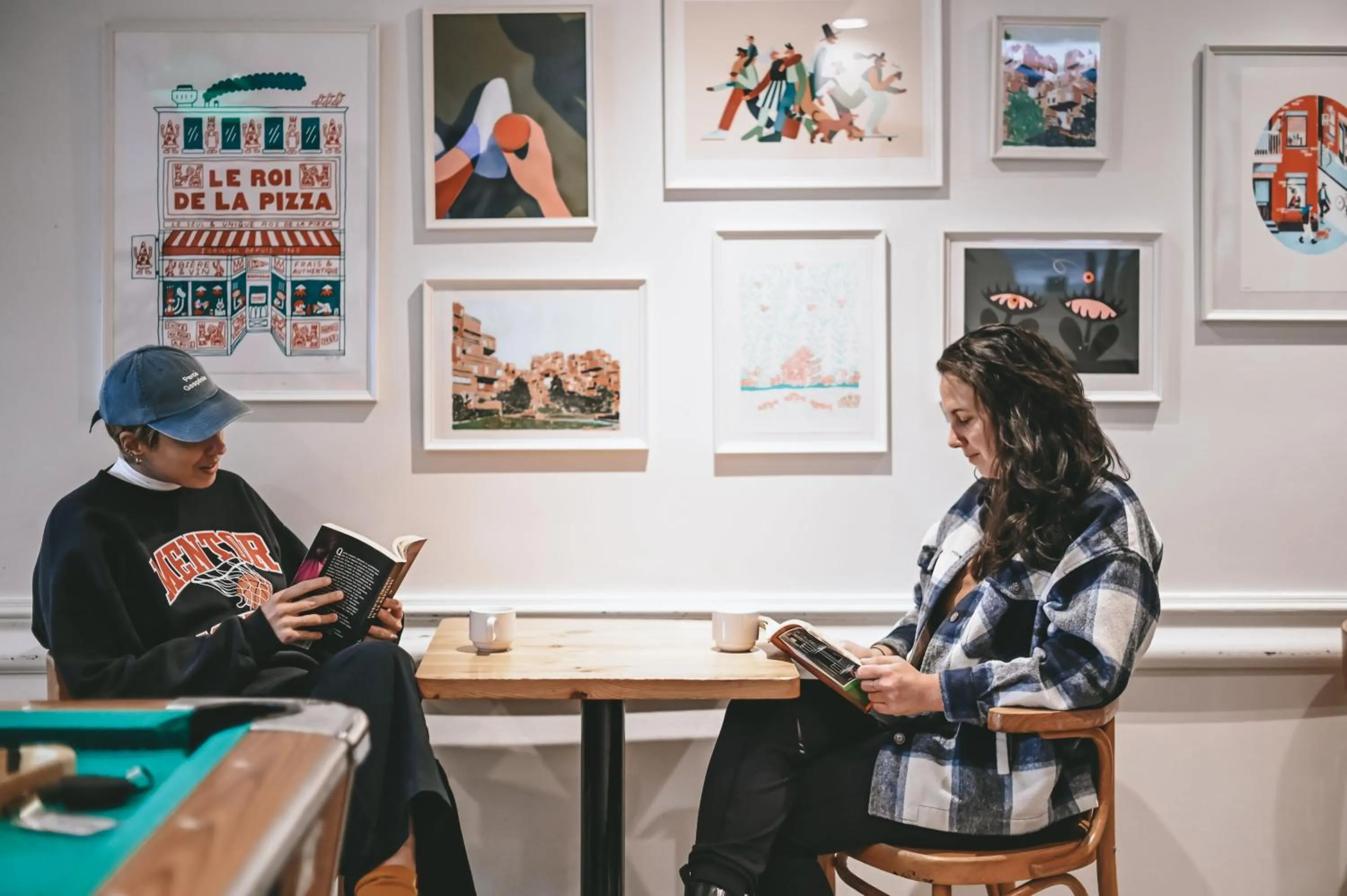 Seating area in Auberge Saintlo Montréal Hostel