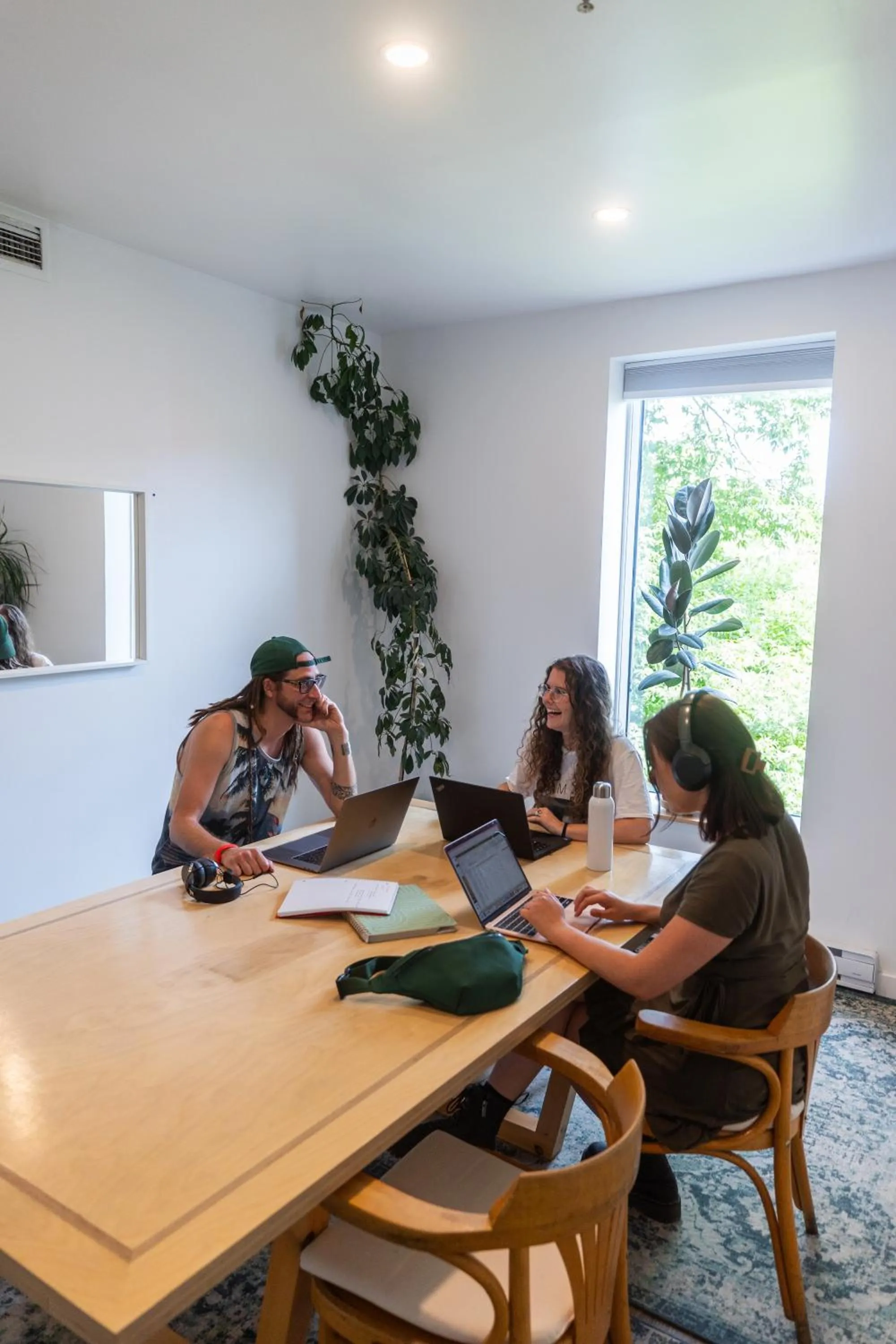 Seating area in Auberge Saintlo Montréal Hostel