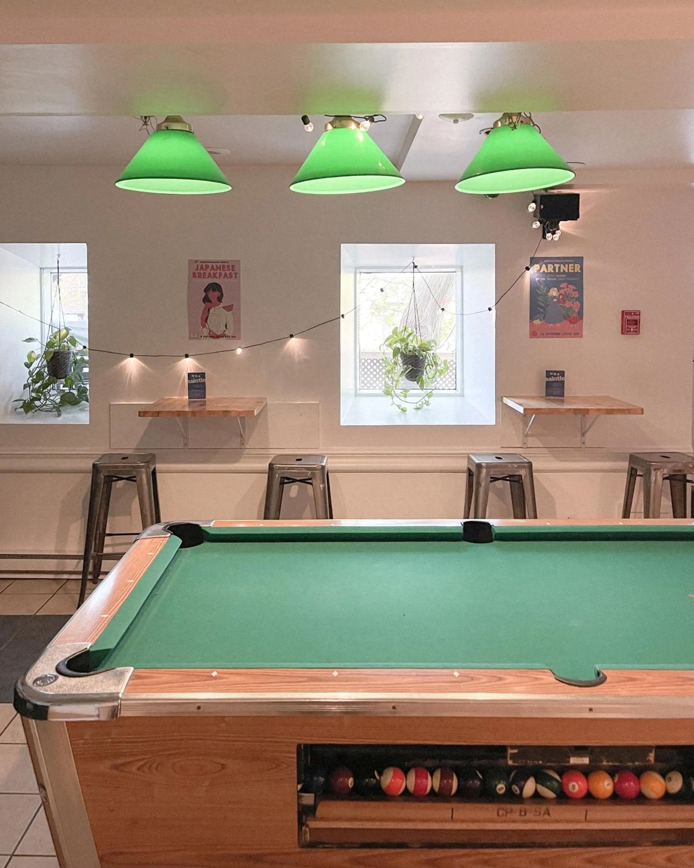 Seating area in Auberge Saintlo Montréal Hostel