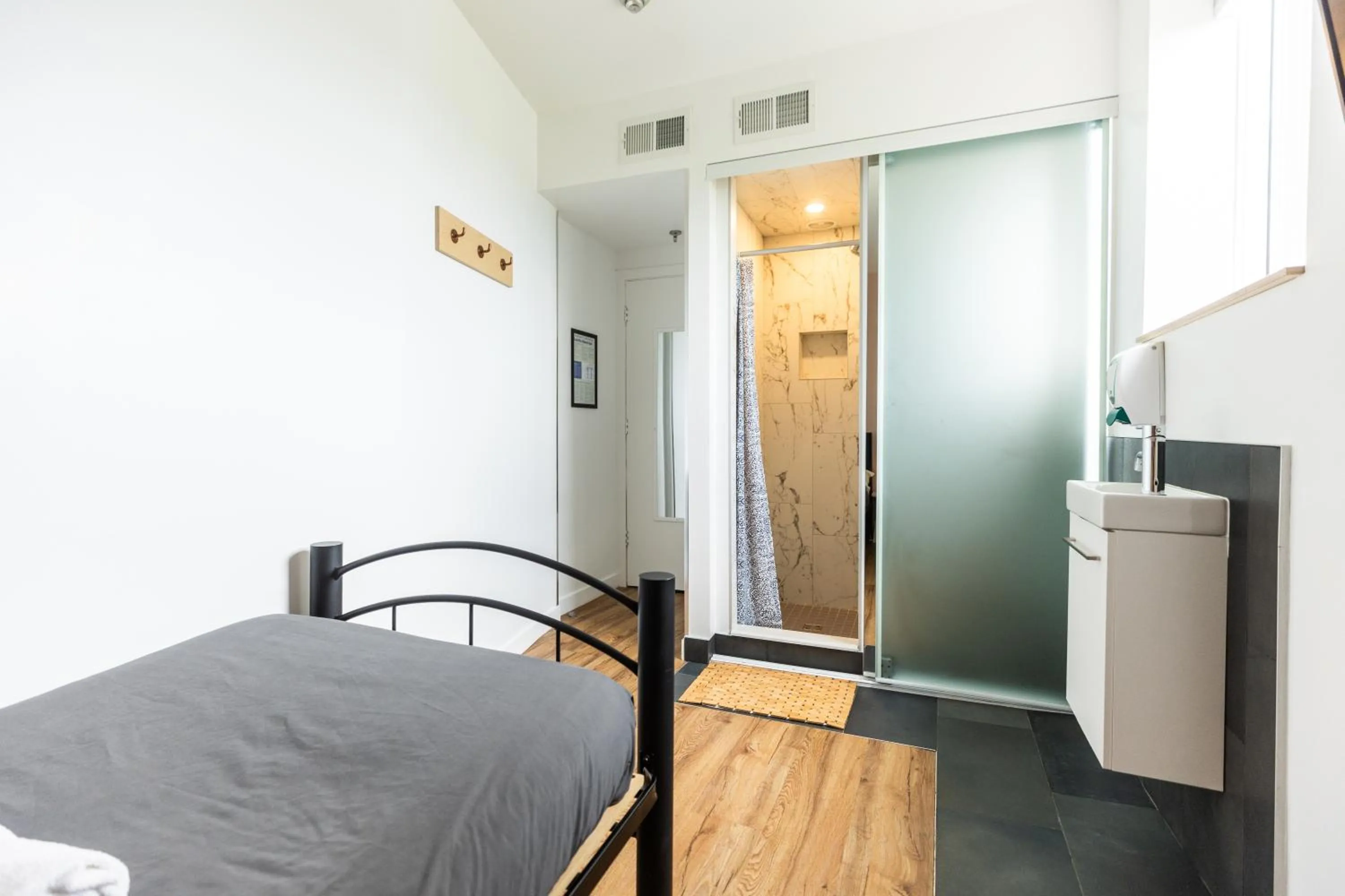 Photo of the whole room, Bed in Auberge Saintlo Montréal Hostel