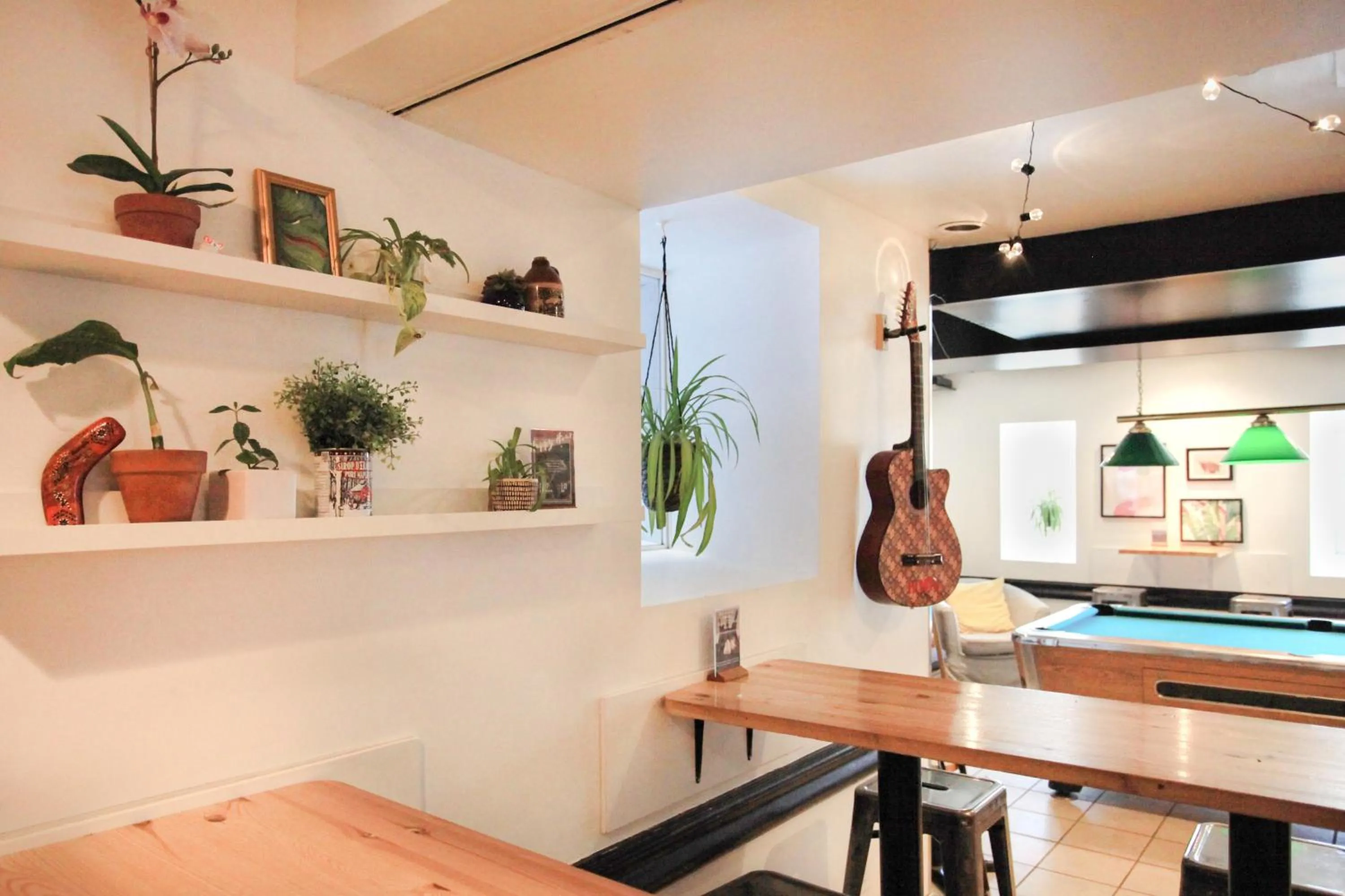 Communal lounge/ TV room in Auberge Saintlo Montréal Hostel