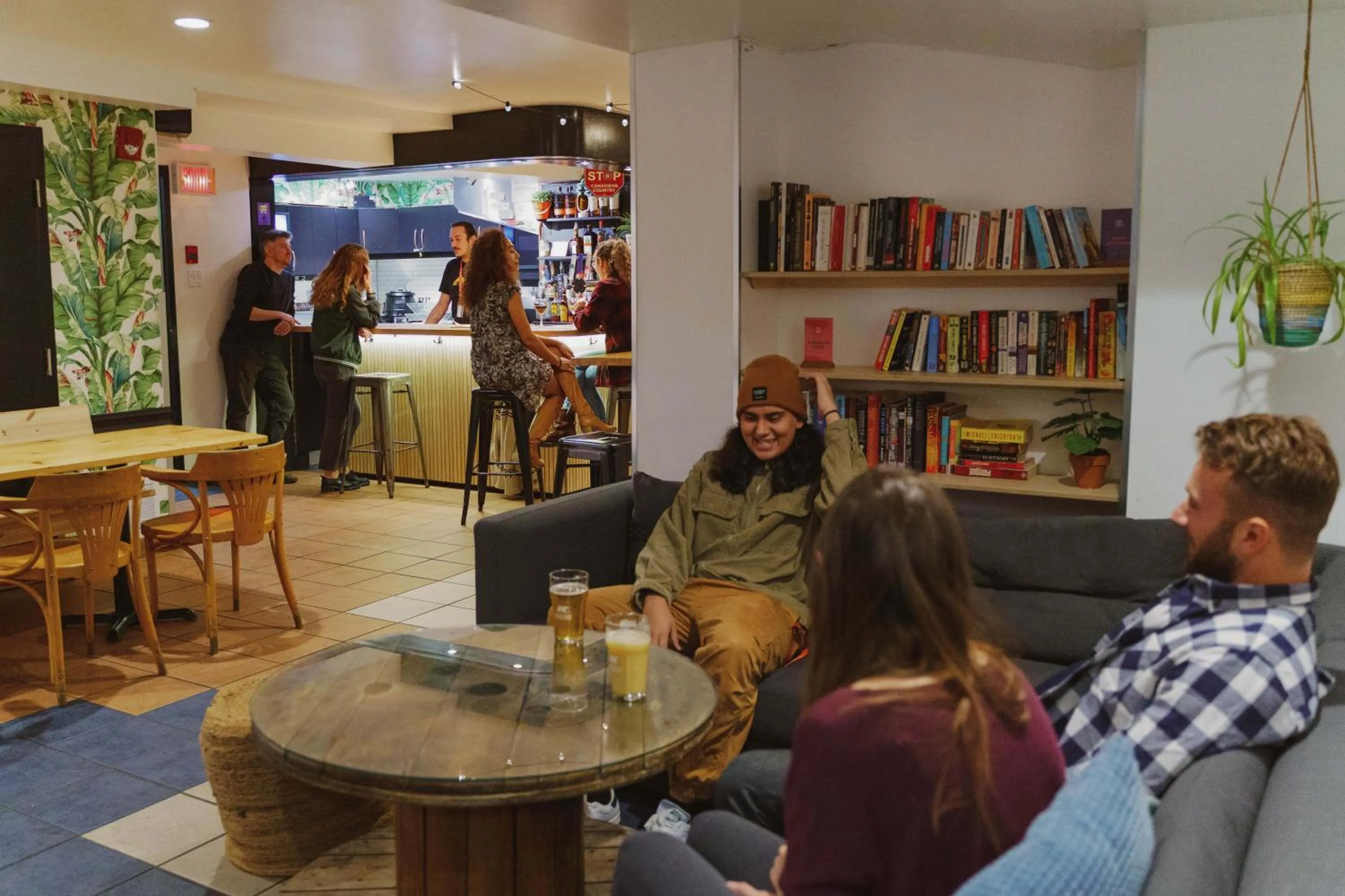 Seating area in Auberge Saintlo Montréal Hostel