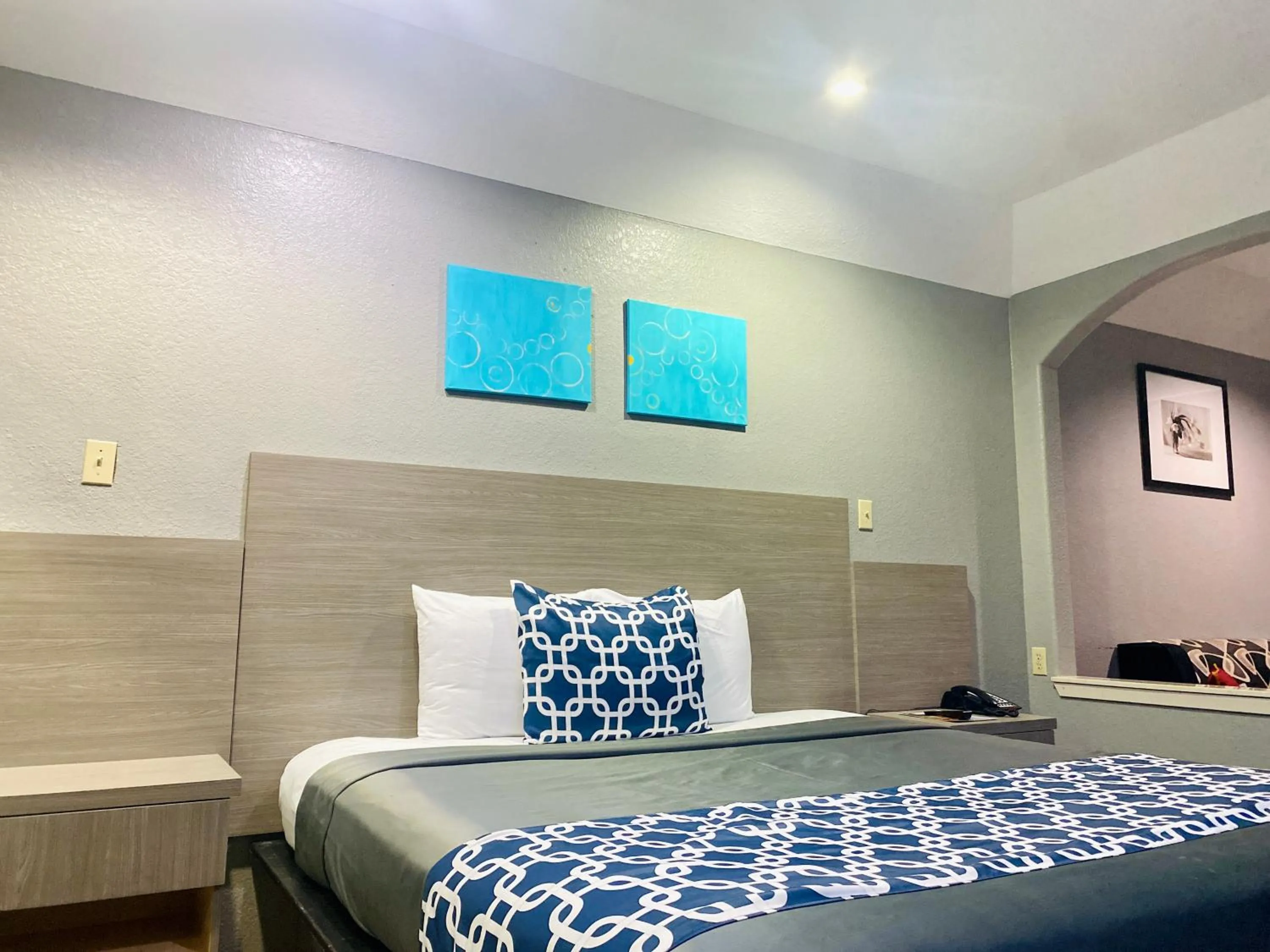 Bed in Island Suites Hobby Airport