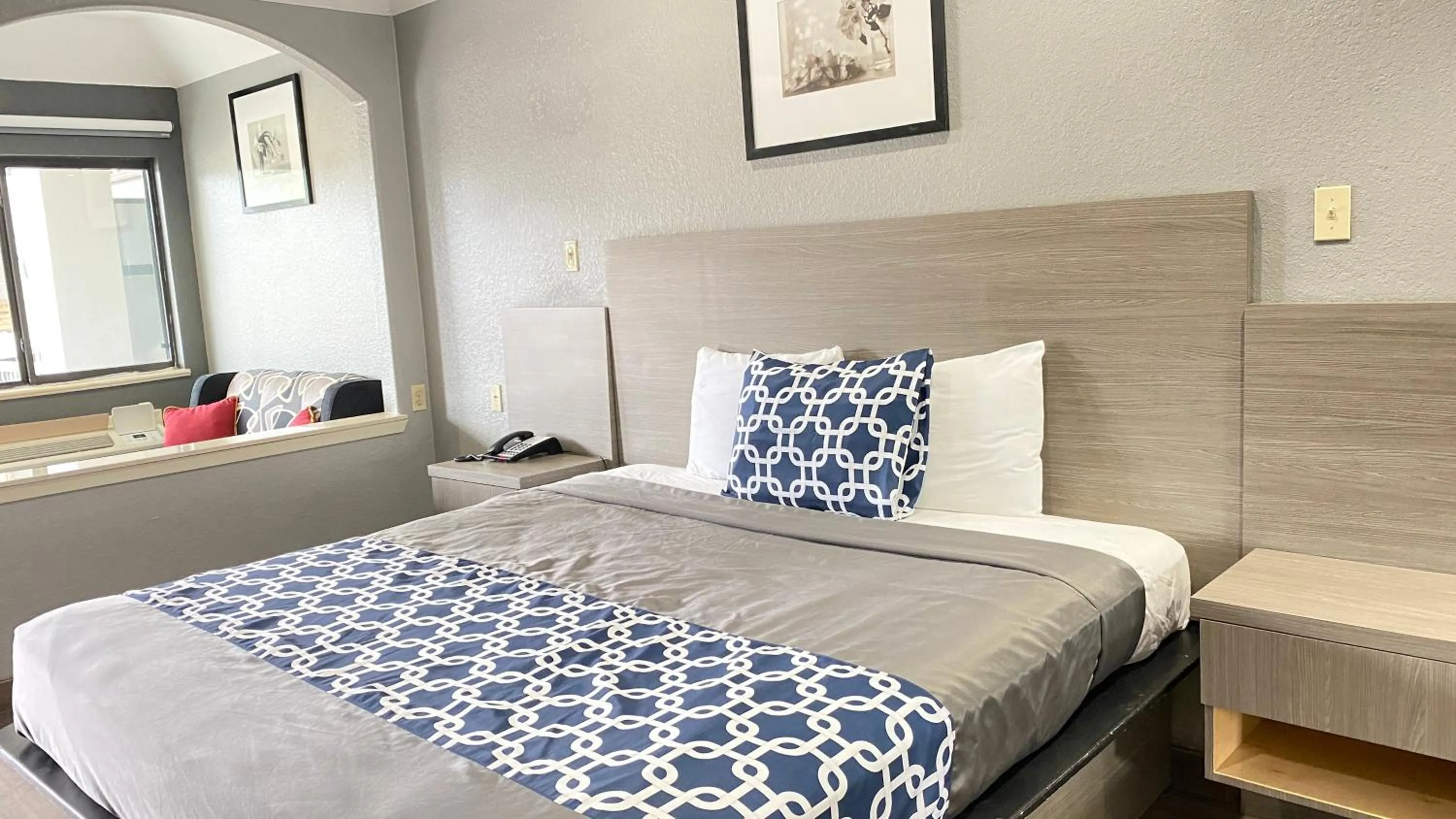 Bed in Island Suites Hobby Airport