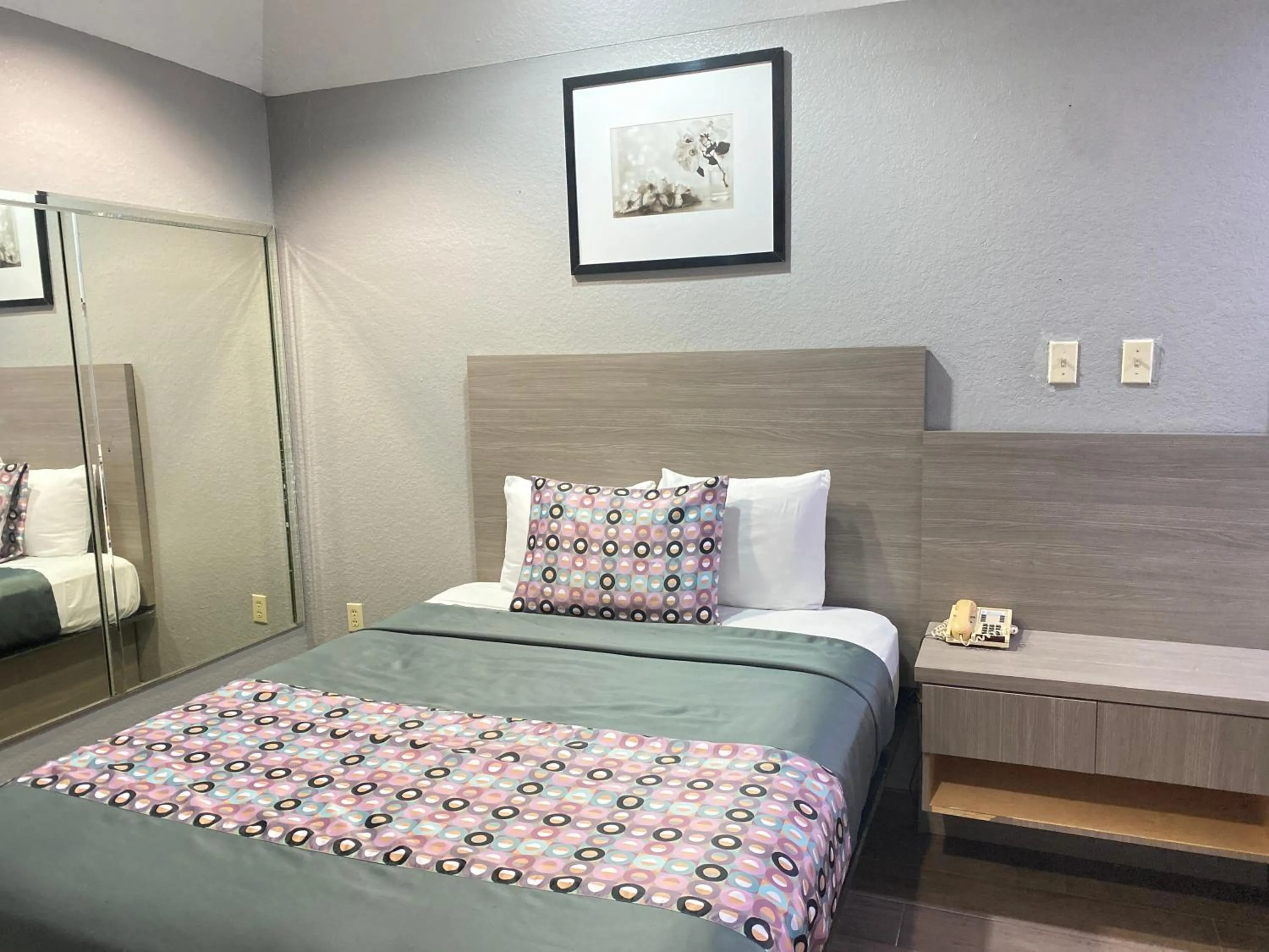 Bed in Island Suites Hobby Airport