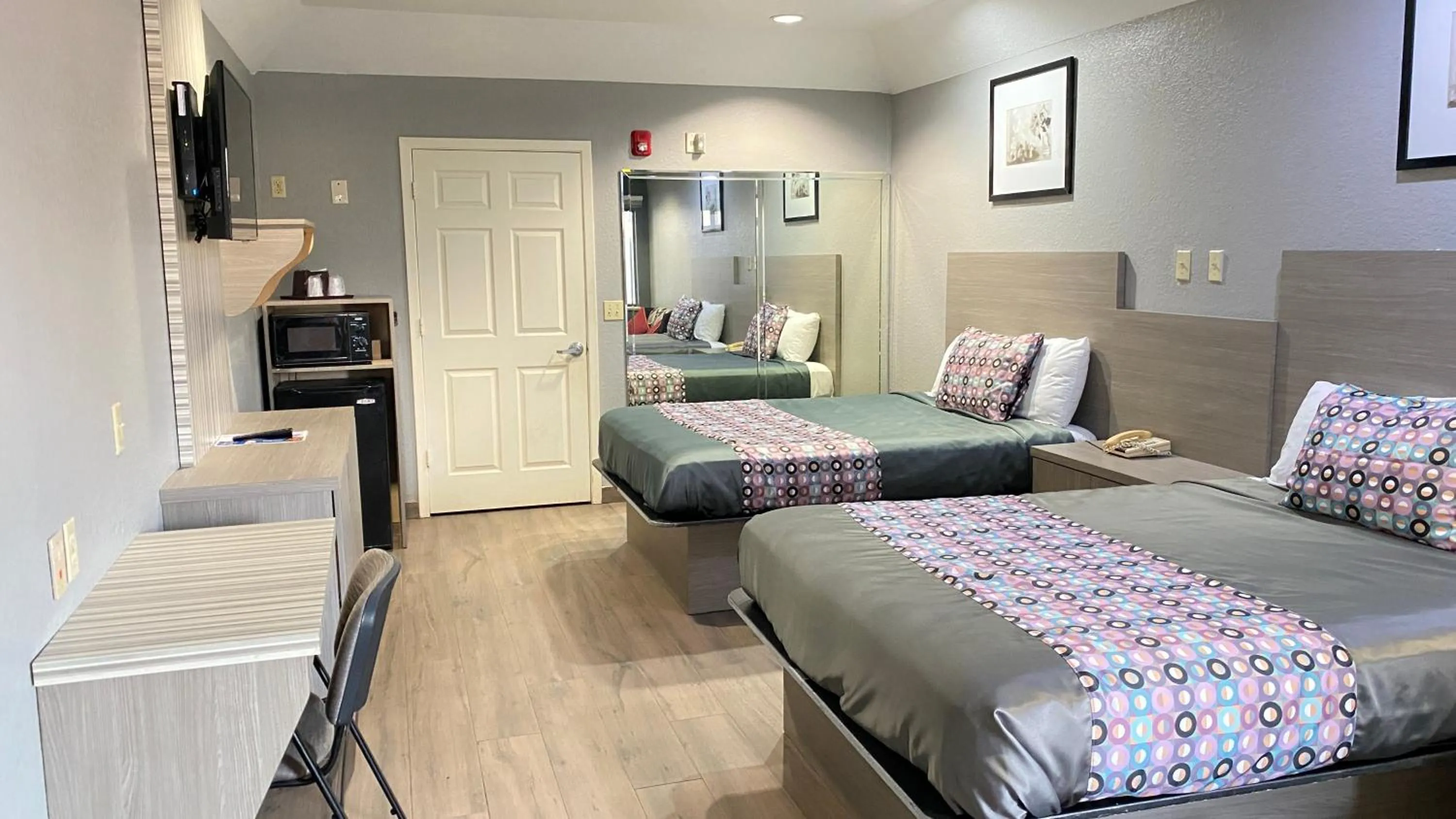 Bed in Island Suites Hobby Airport