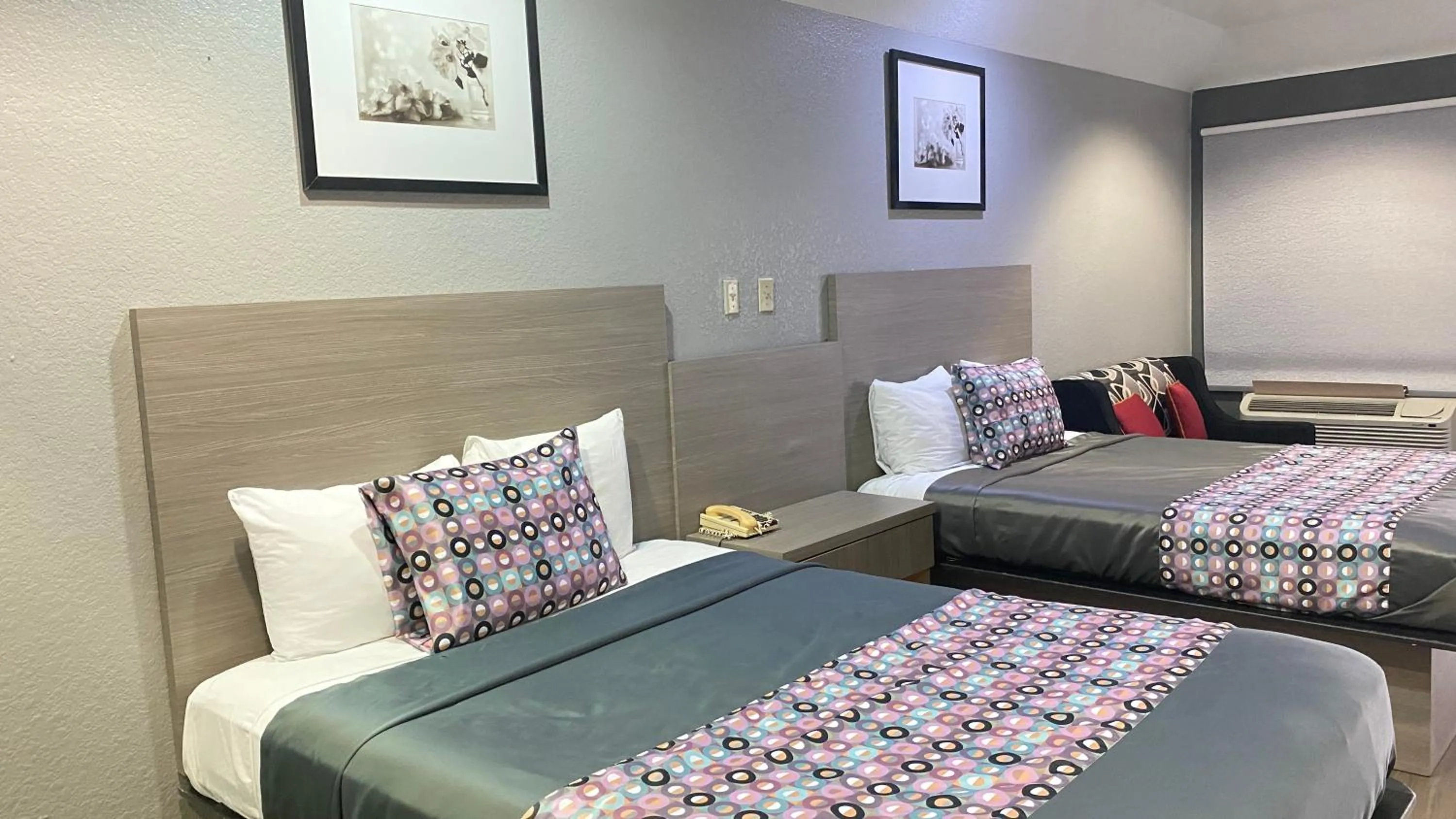 Bed in Island Suites Hobby Airport