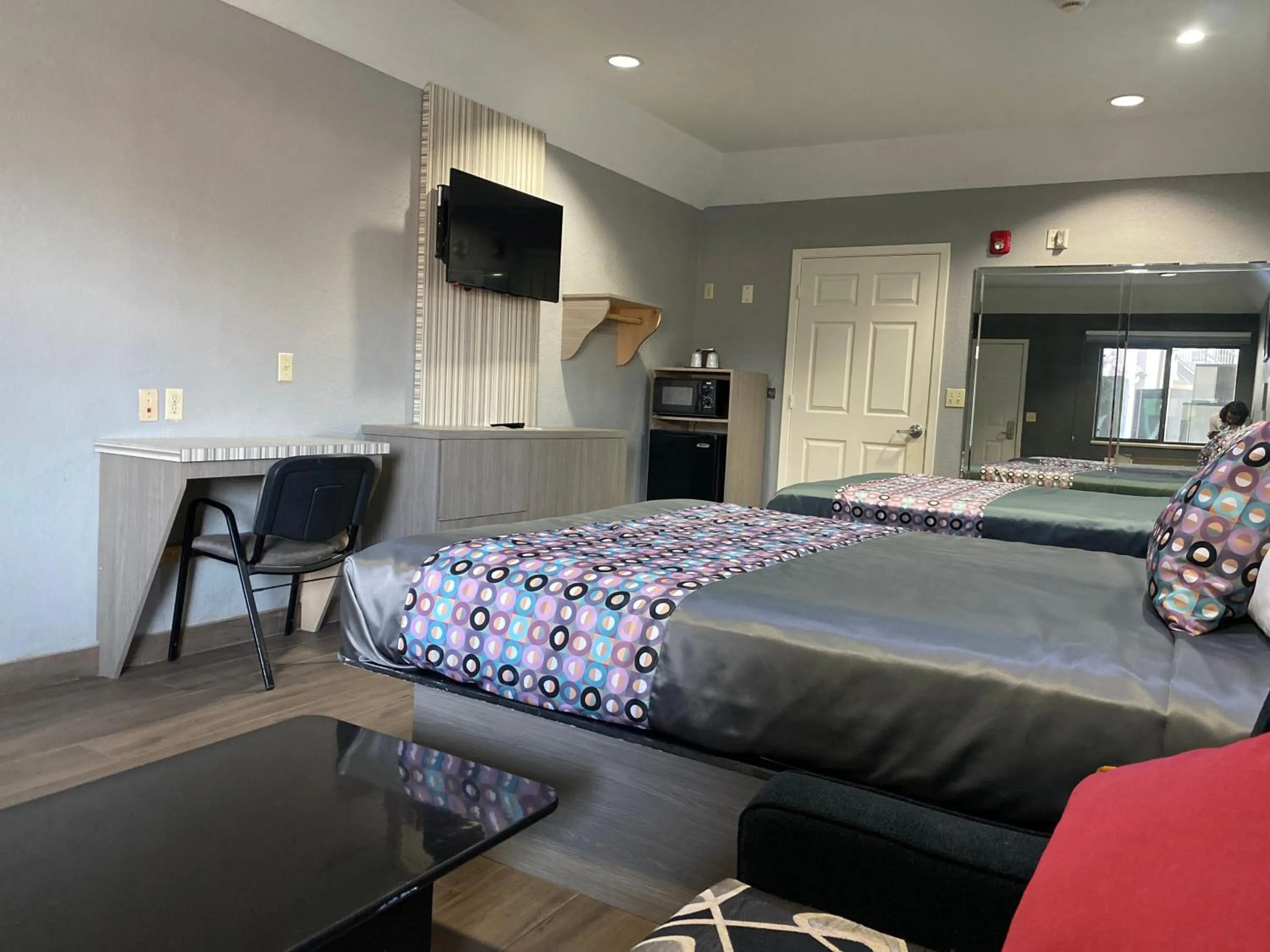 Bed in Island Suites Hobby Airport