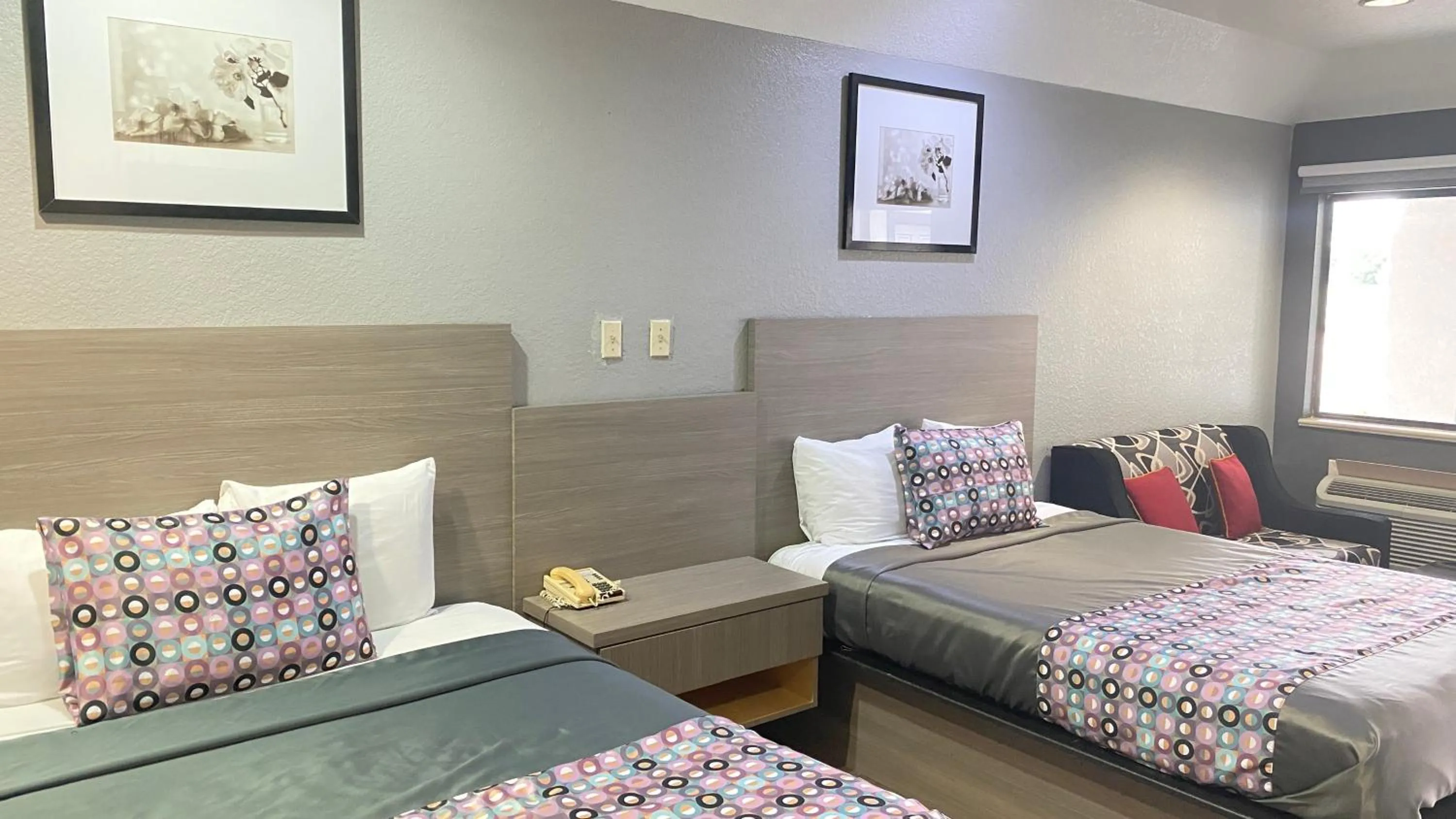 Bed in Island Suites Hobby Airport