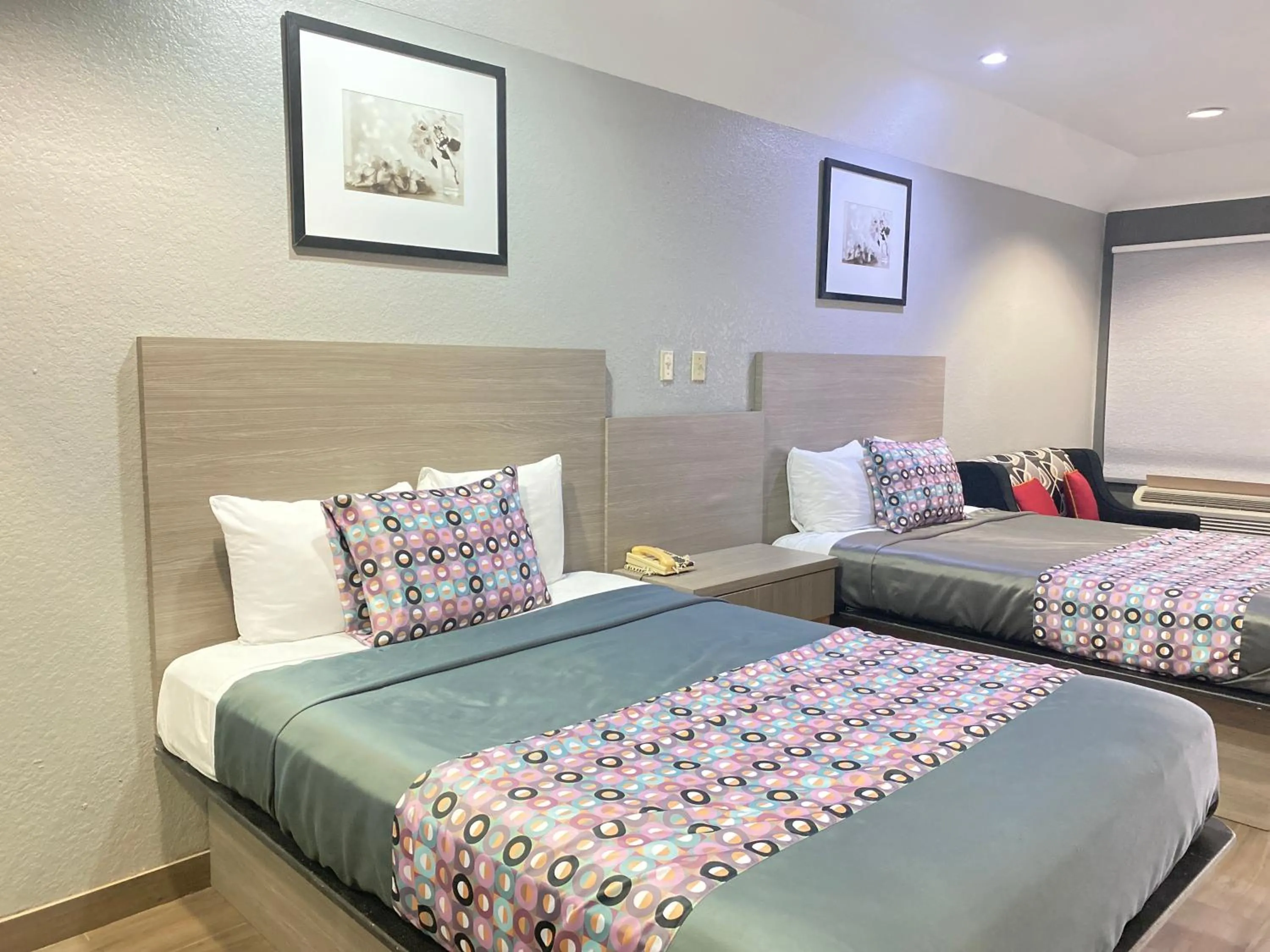 Bed in Island Suites Hobby Airport