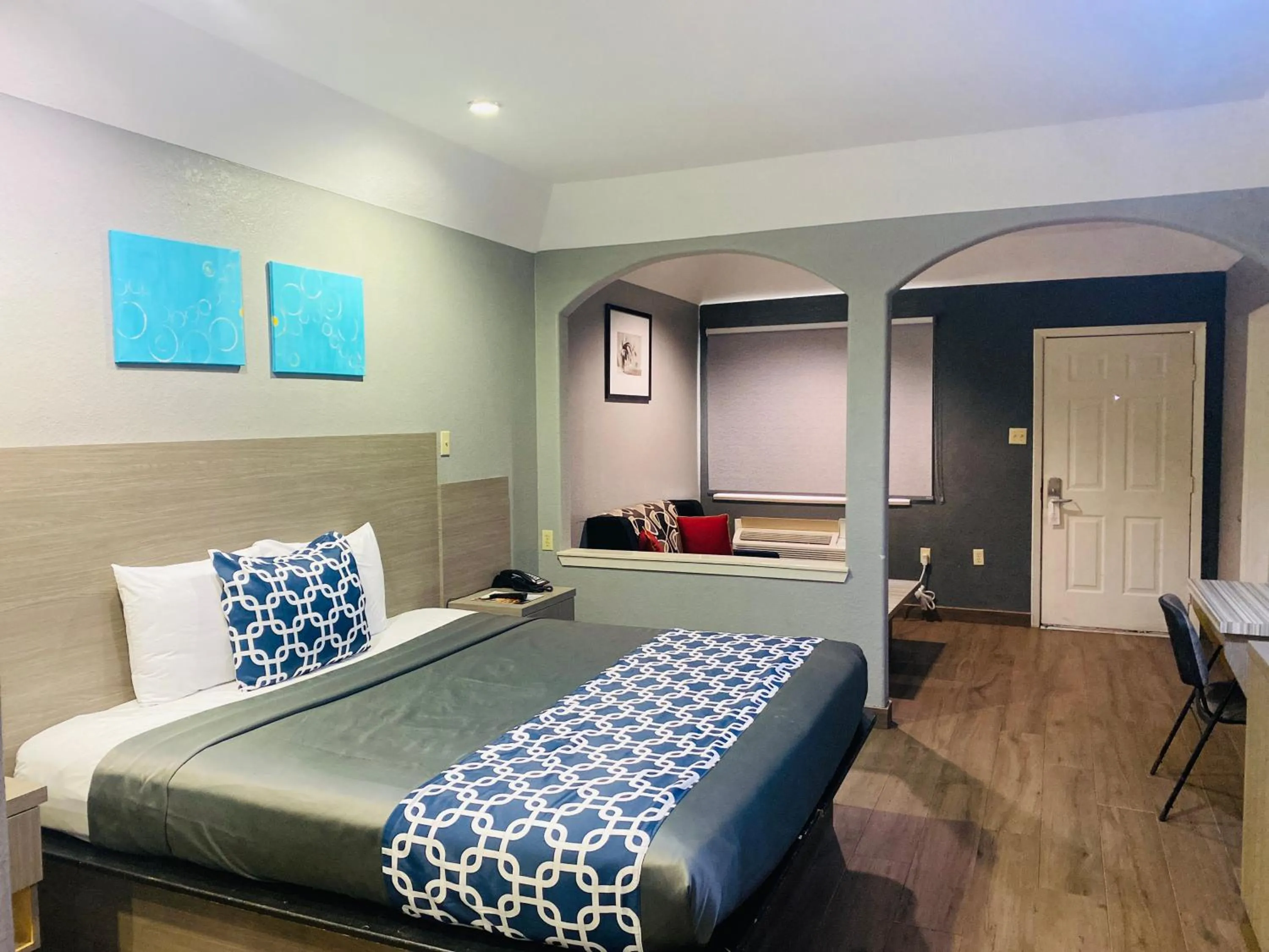 furniture, Bed in Island Suites Hobby Airport