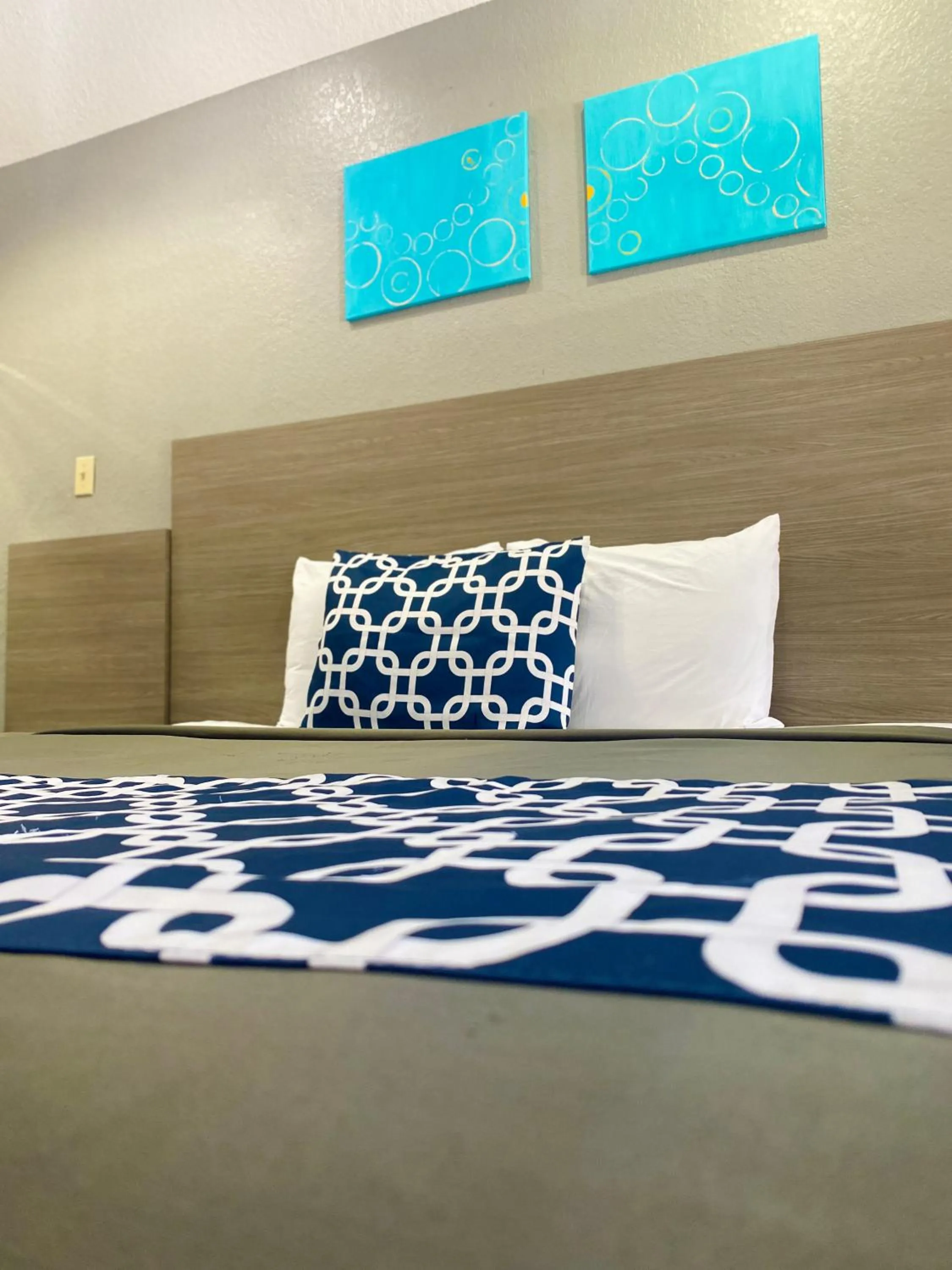 Bed in Island Suites Hobby Airport