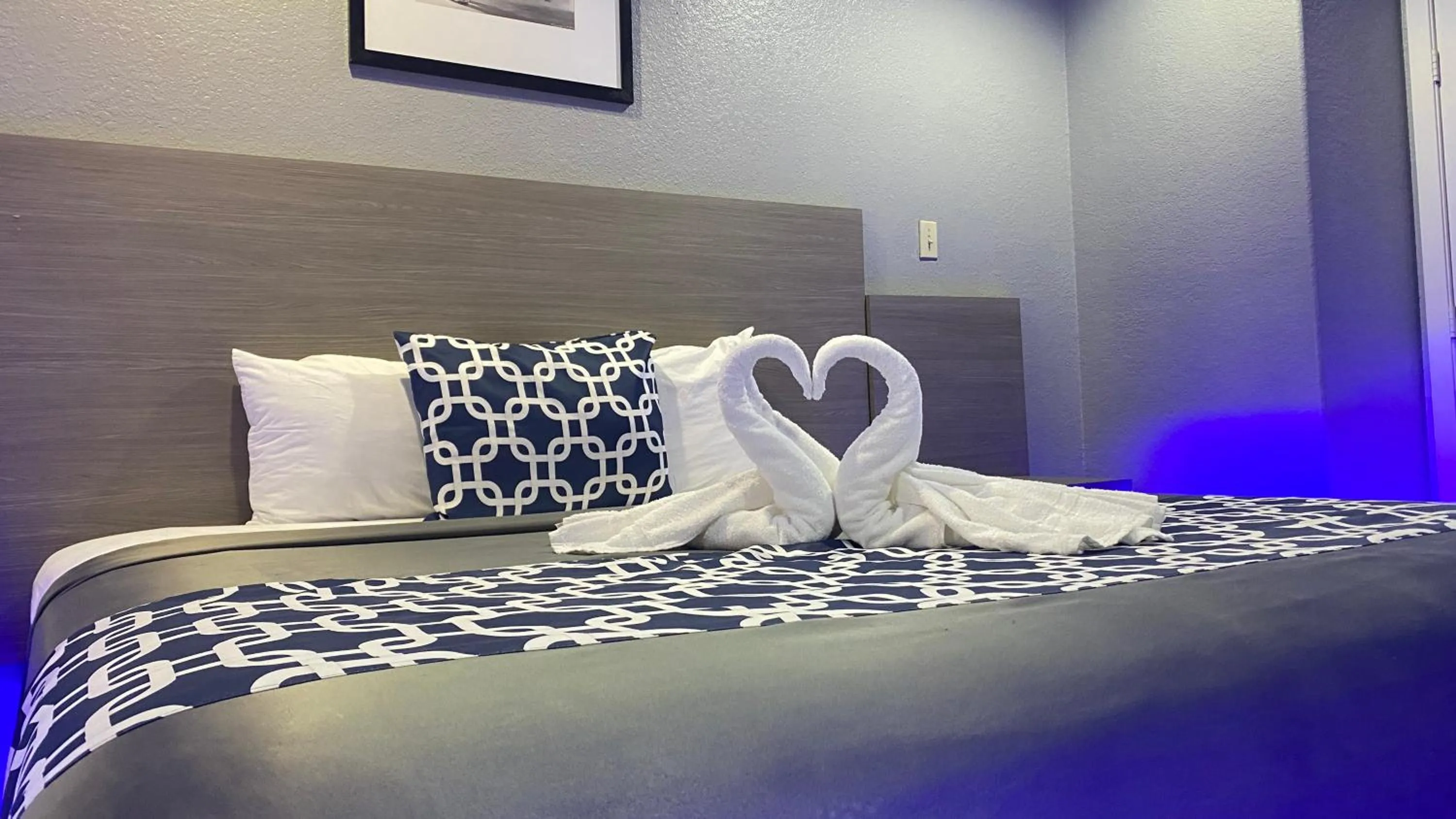 Decorative detail, Bed in Island Suites Hobby Airport