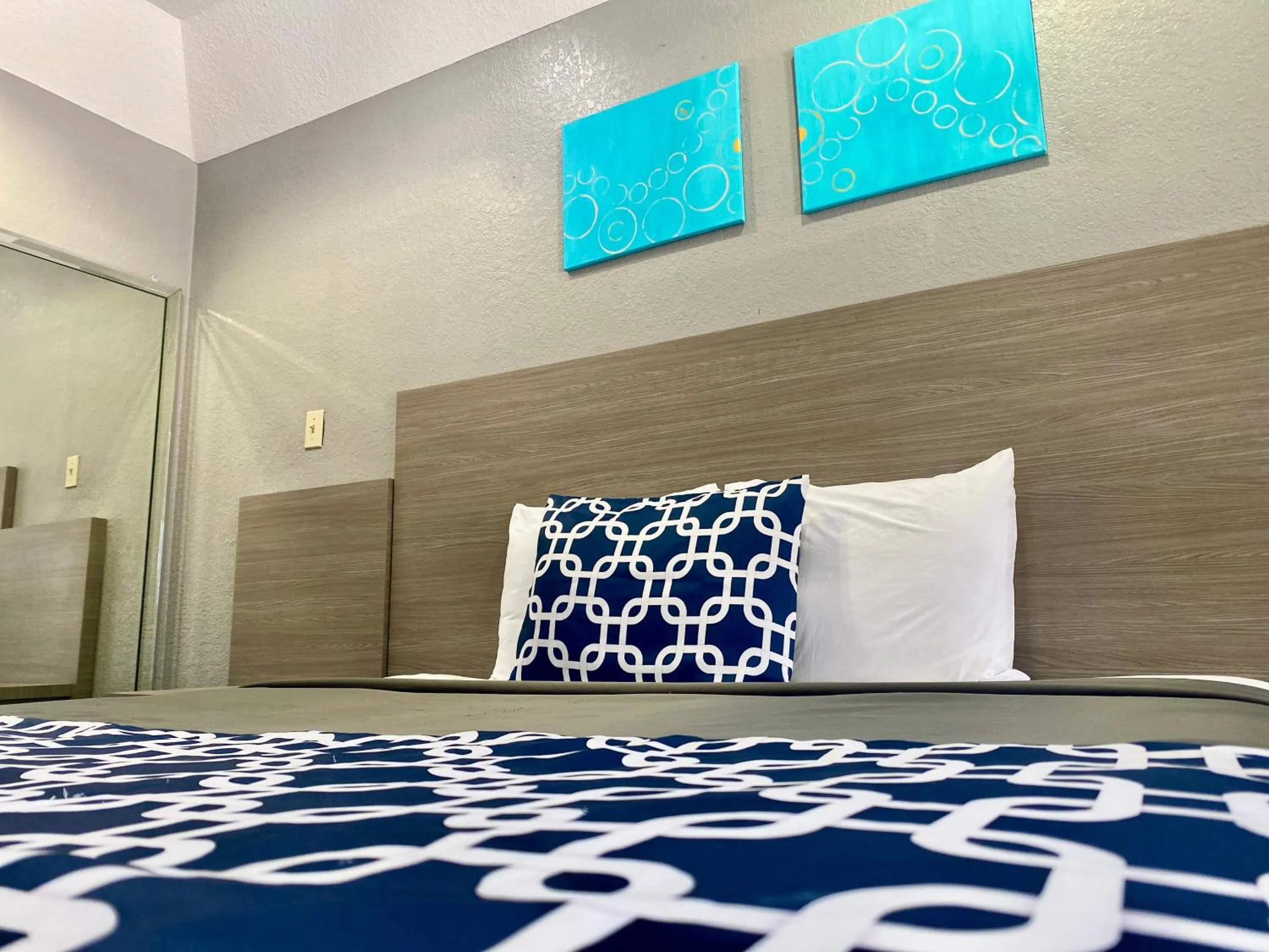 Decorative detail, Bed in Island Suites Hobby Airport