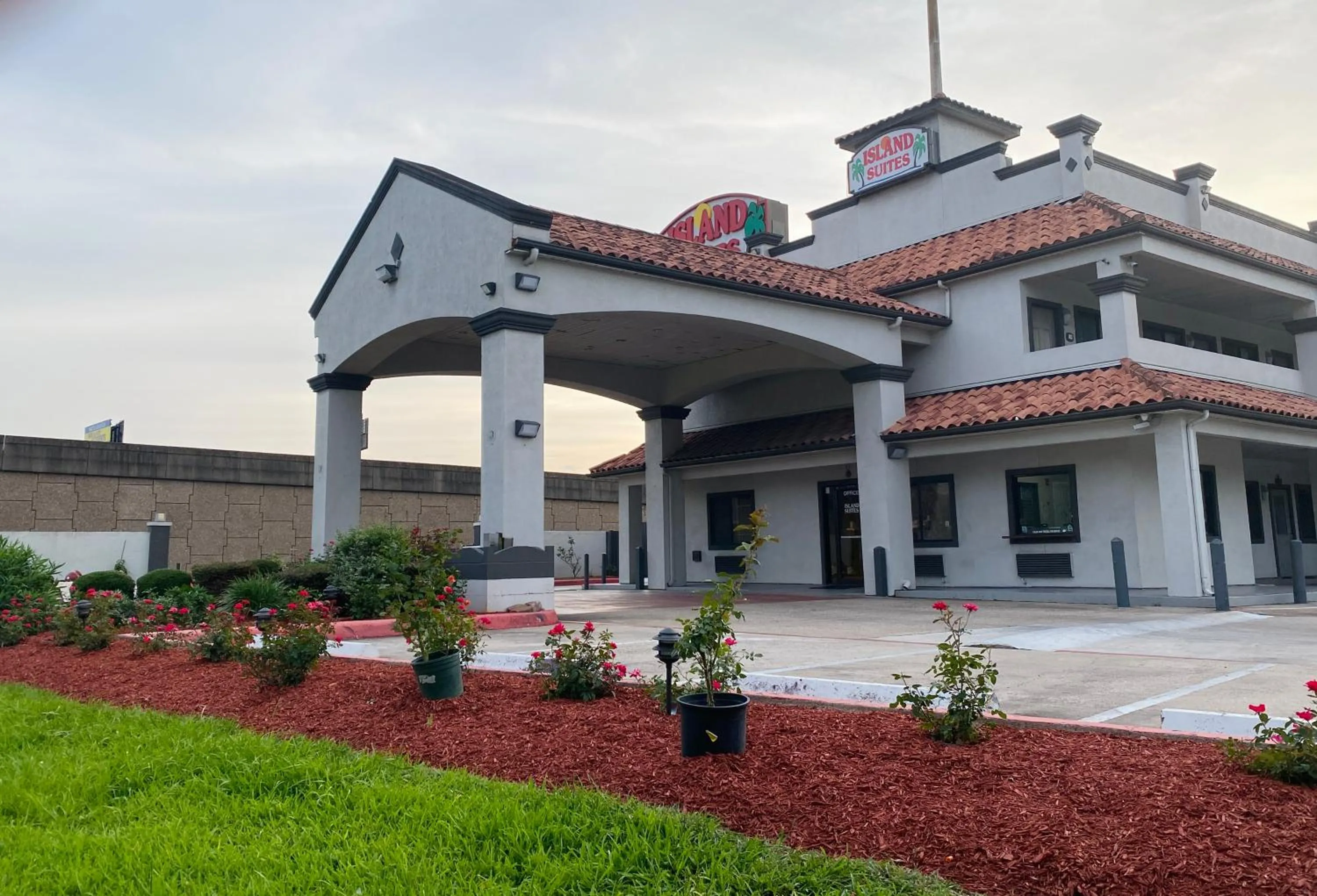 Property building in Island Suites Hobby Airport