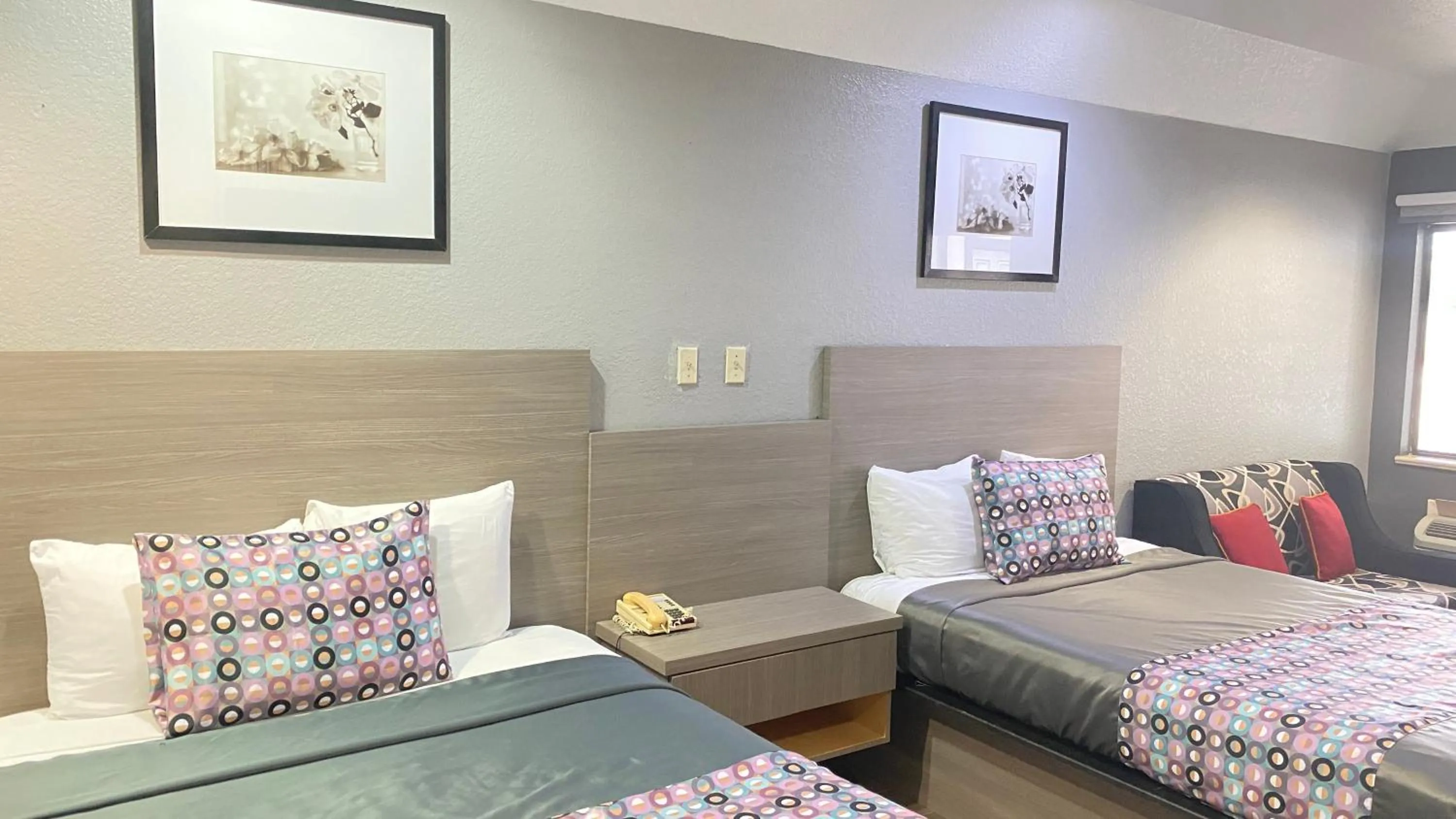 Bed in Island Suites Hobby Airport