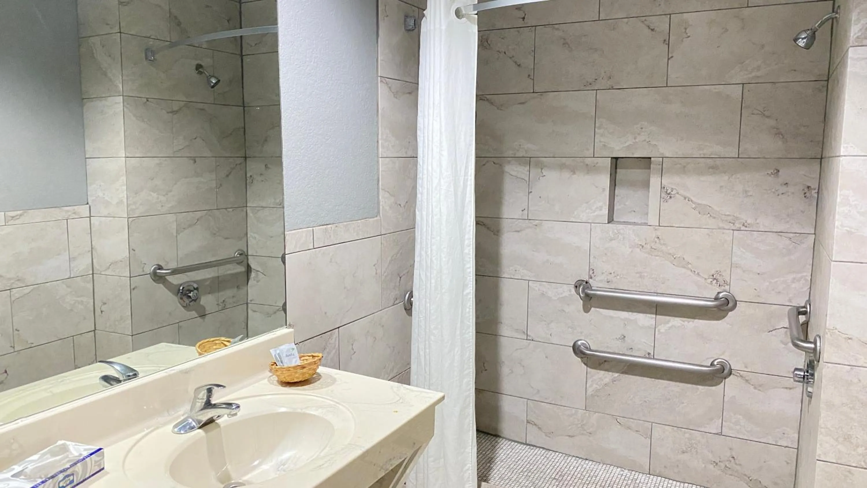 Island Suites Hobby Airport