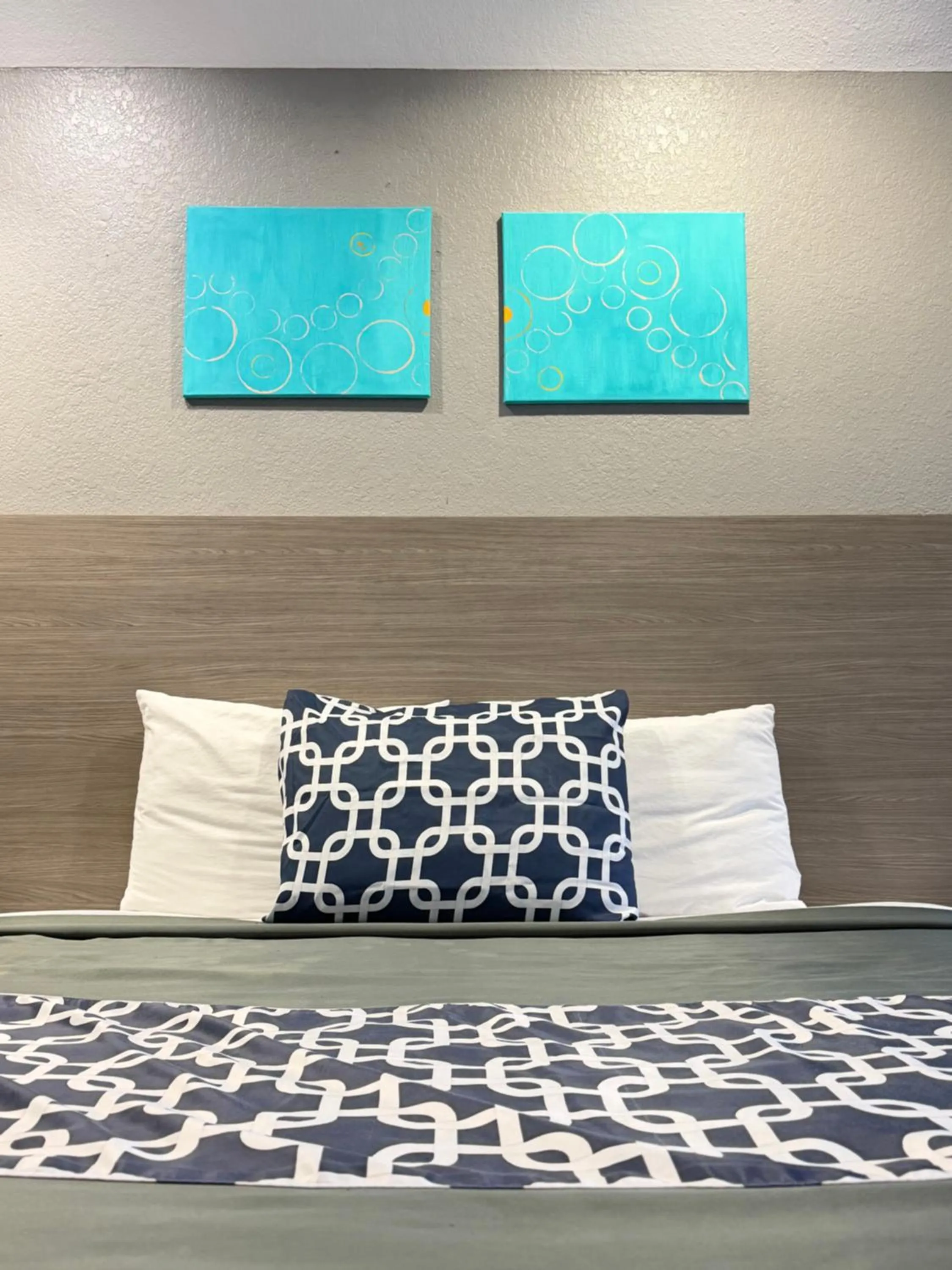 Bed in Island Suites Hobby Airport