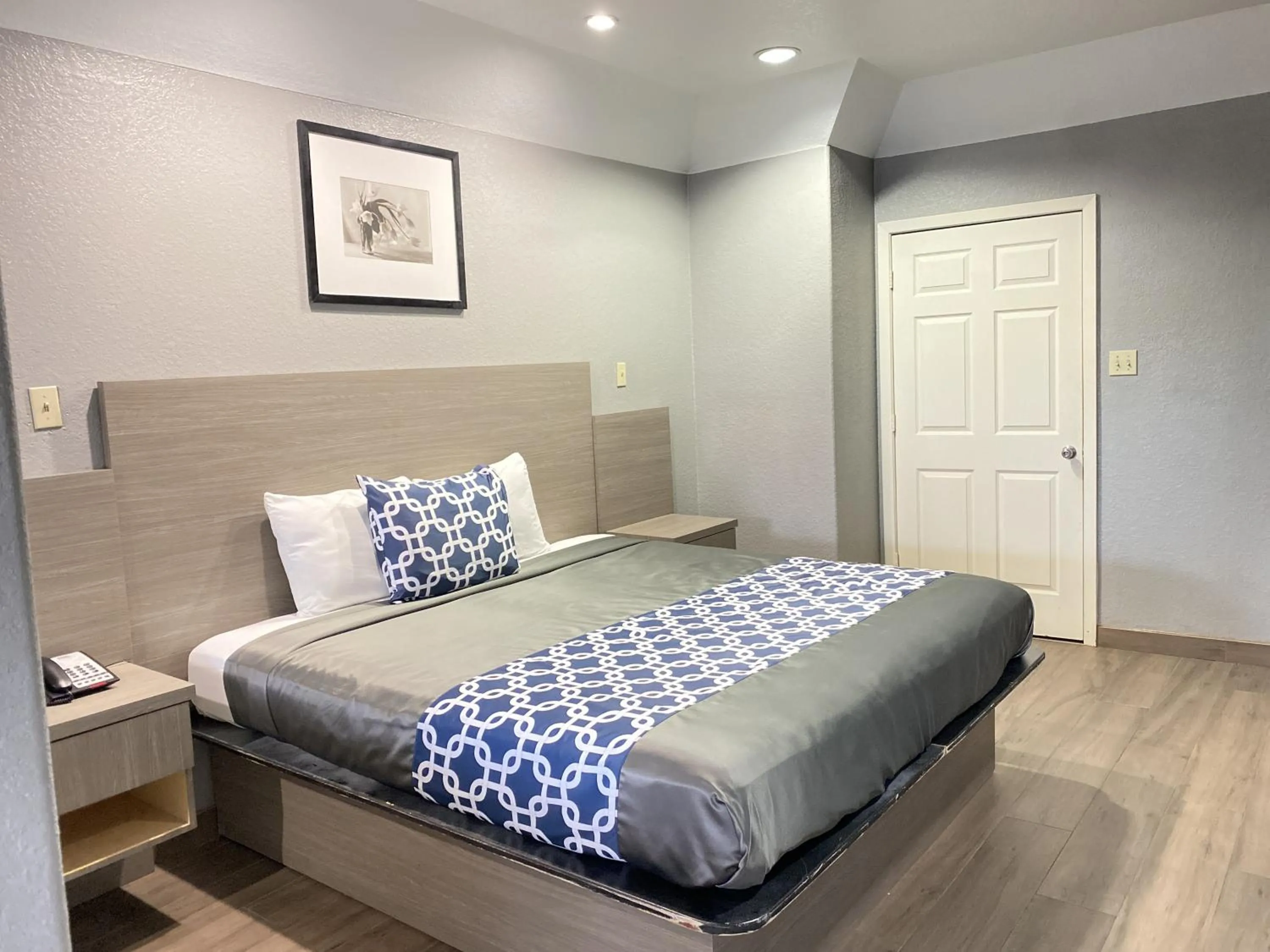 Bed in Island Suites Hobby Airport