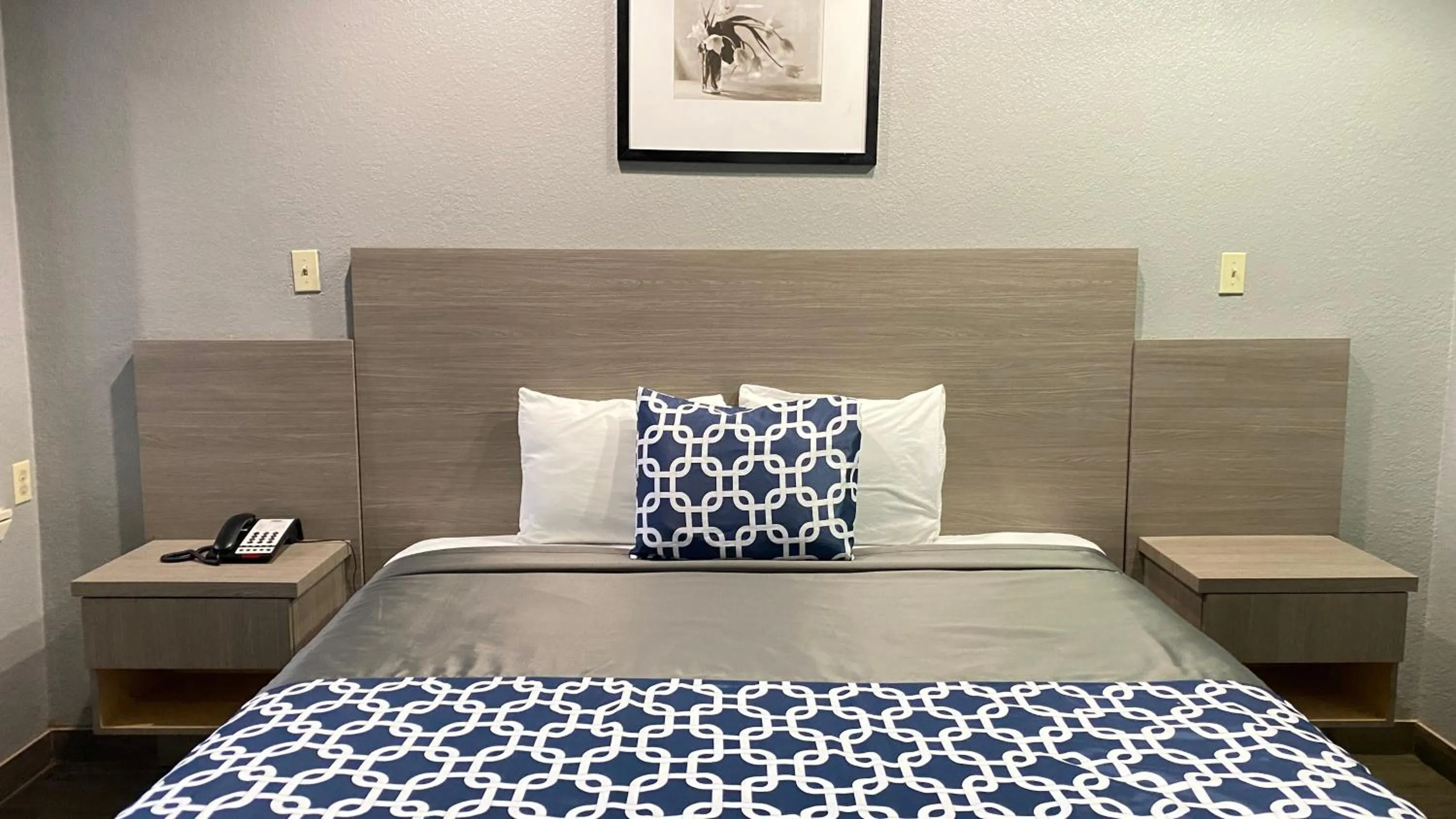 Bed in Island Suites Hobby Airport