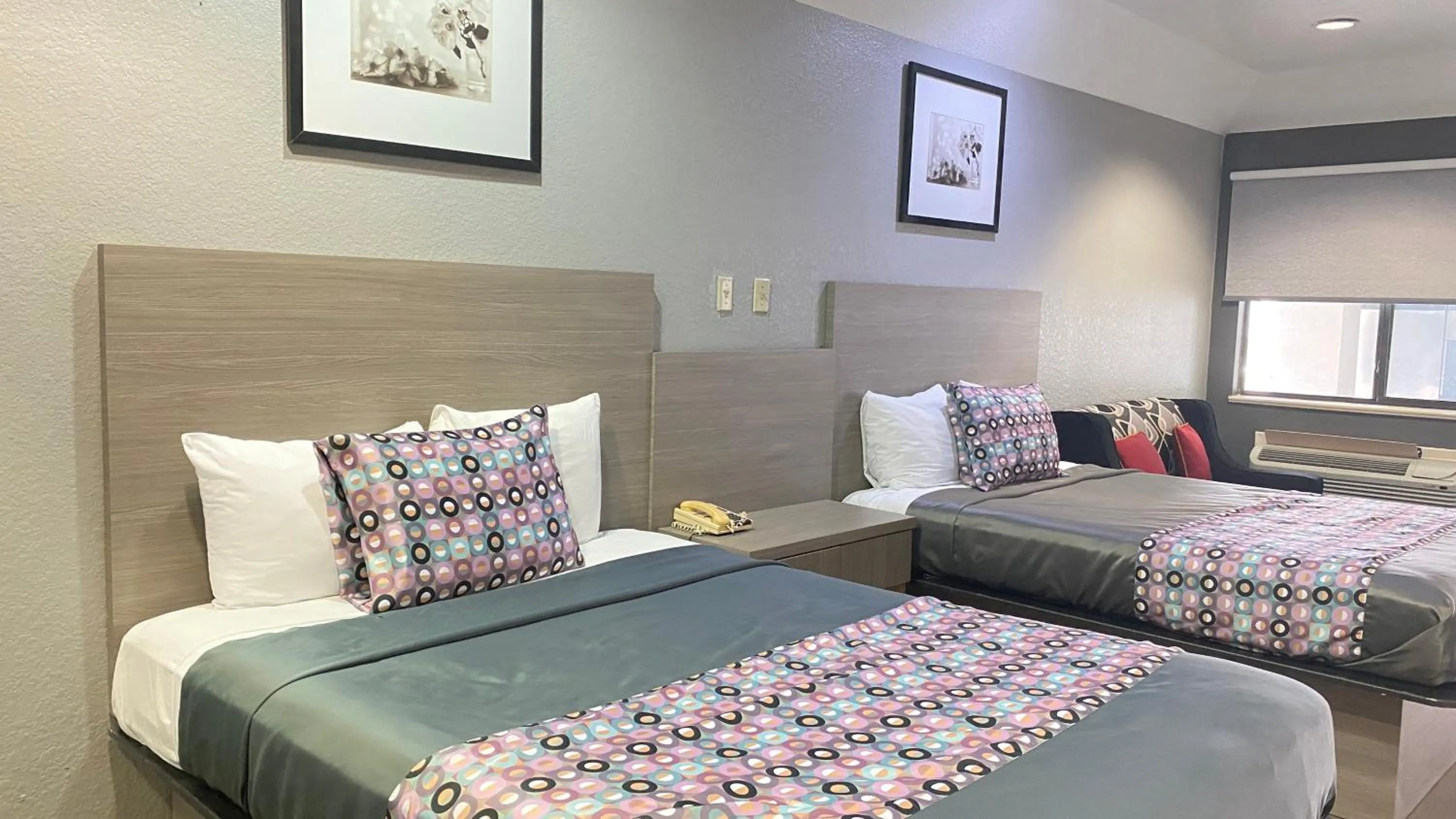 Bed in Island Suites Hobby Airport