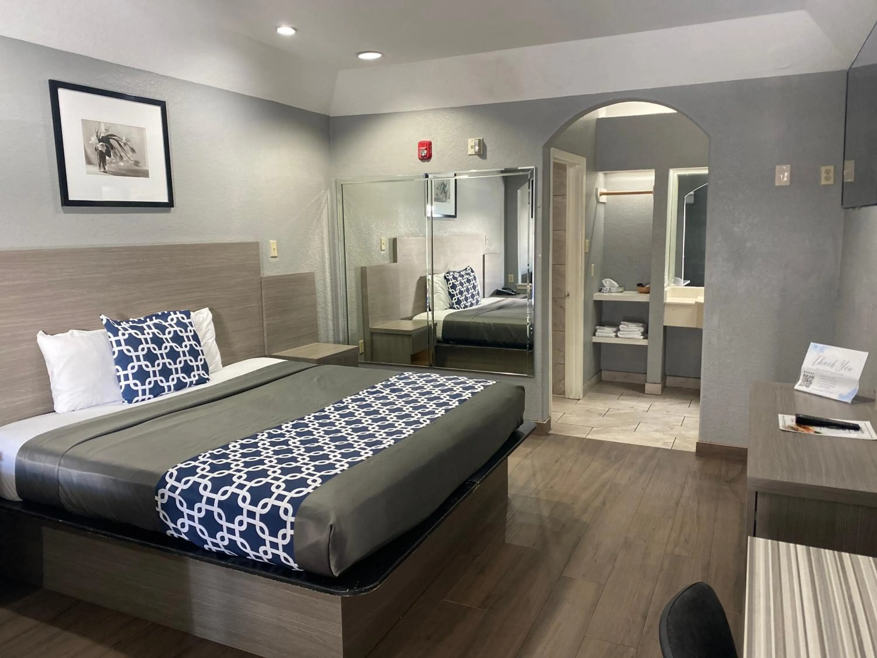 Bed in Island Suites Hobby Airport