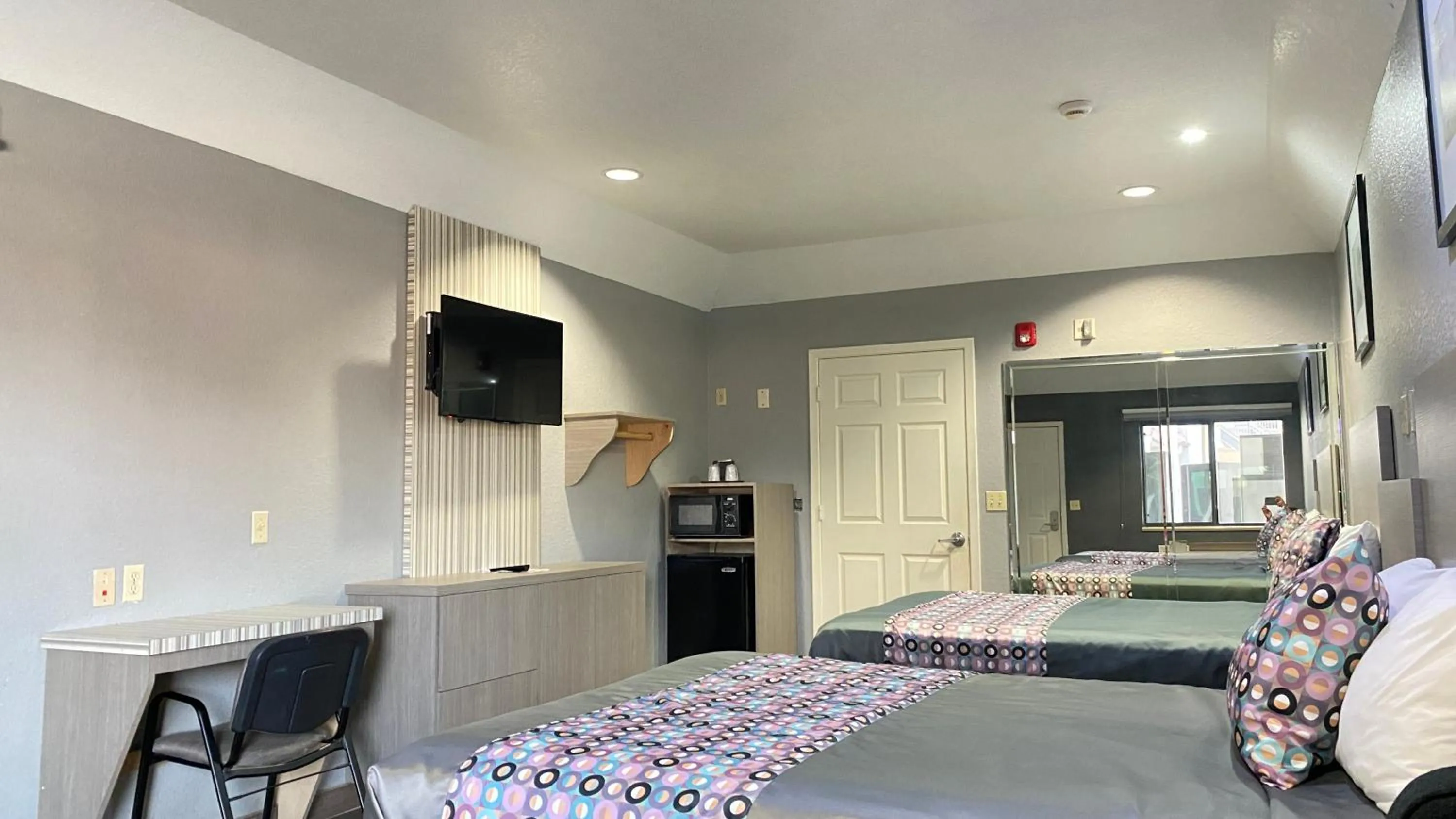 Bed in Island Suites Hobby Airport