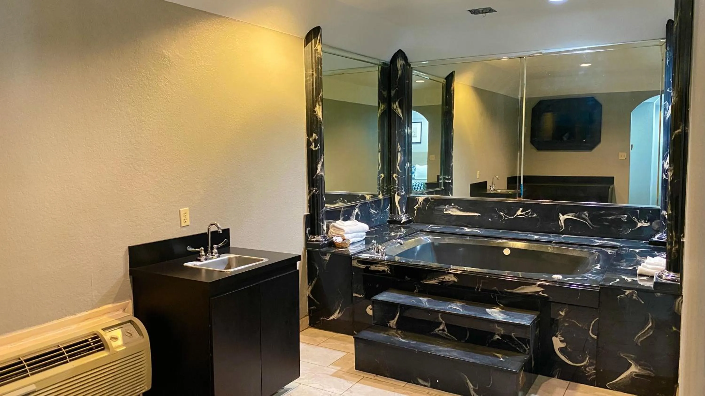 Island Suites Hobby Airport