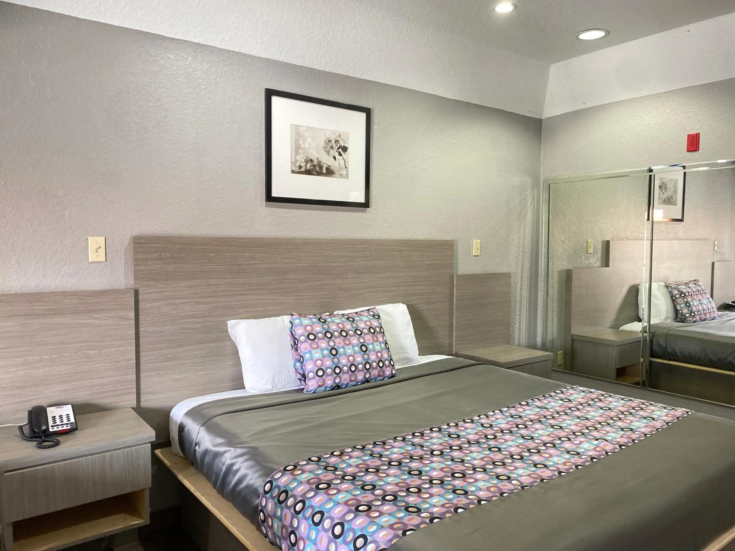 Bed in Island Suites Hobby Airport