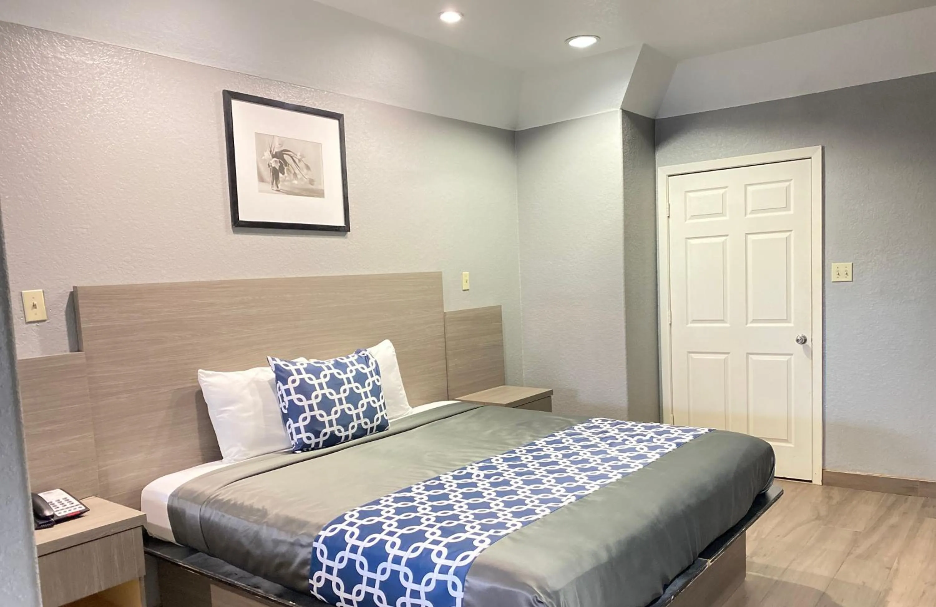 Bed in Island Suites Hobby Airport