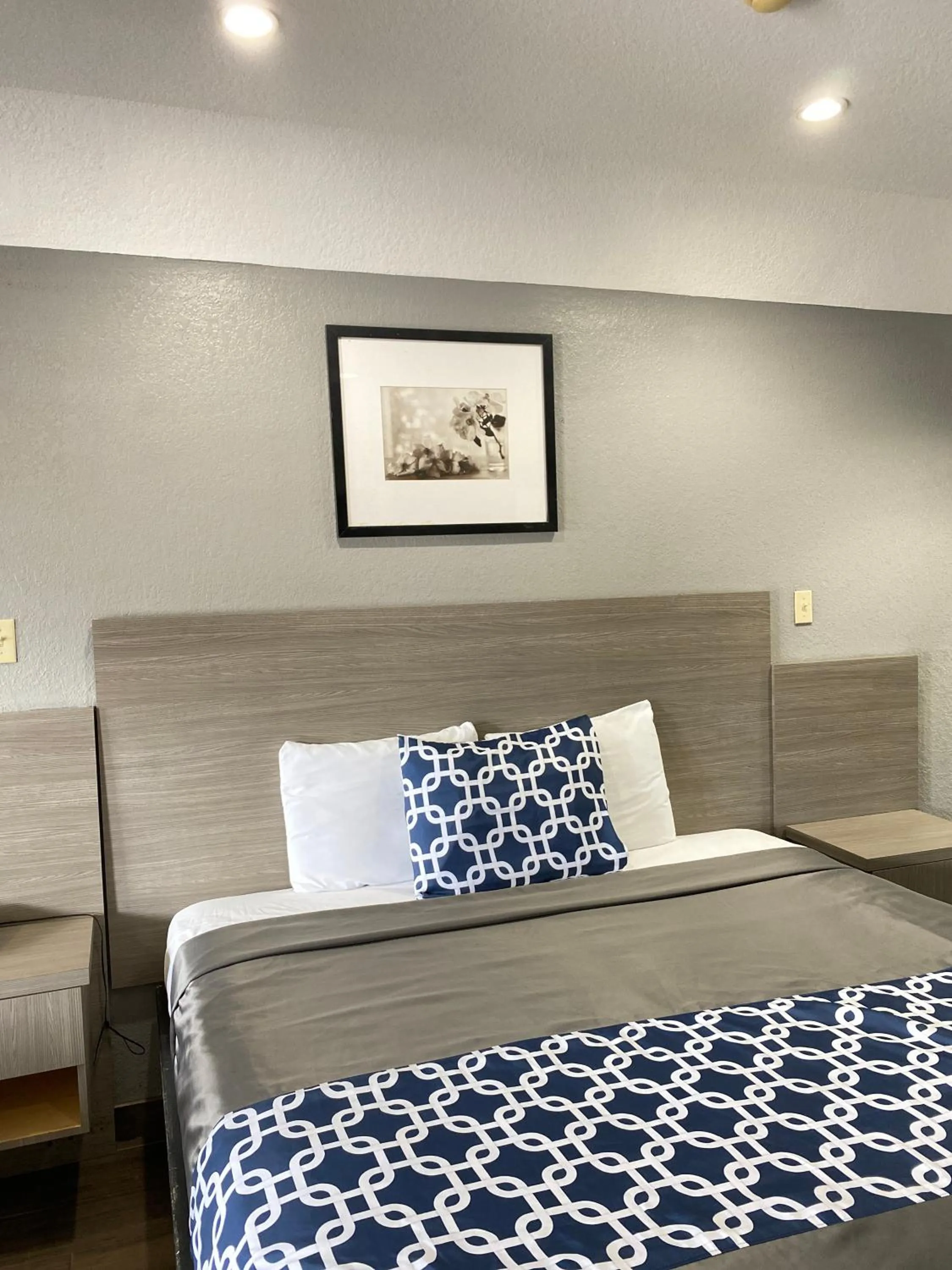 Bed in Island Suites Hobby Airport