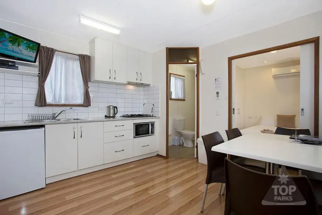 Three-Bedroom Cabin in Great Ocean Road Tourist Park Three-Bedroom Cabin in Great Ocean Road Tourist Park