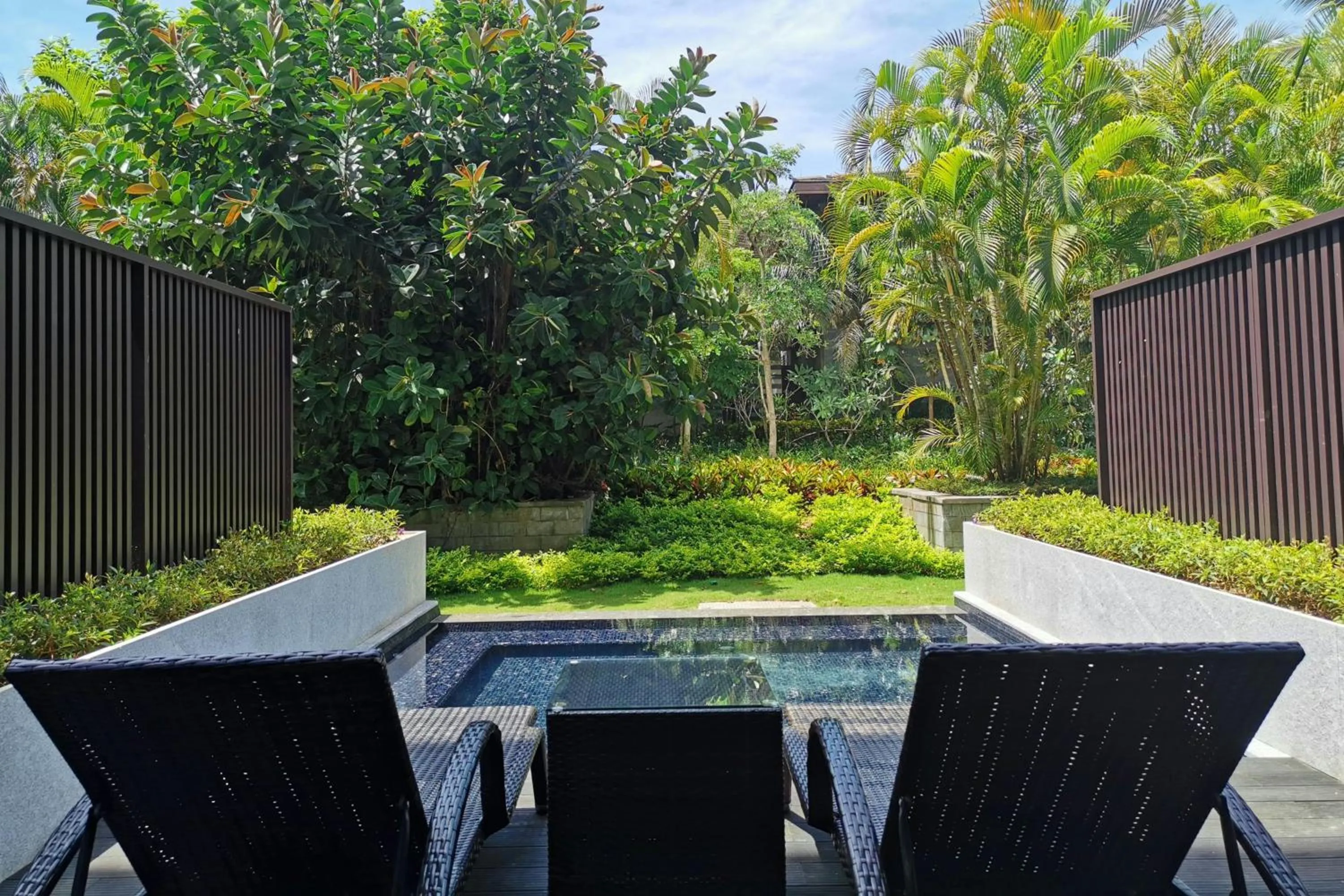 Swimming pool in Le Méridien Shimei Bay Beach Resort & Spa