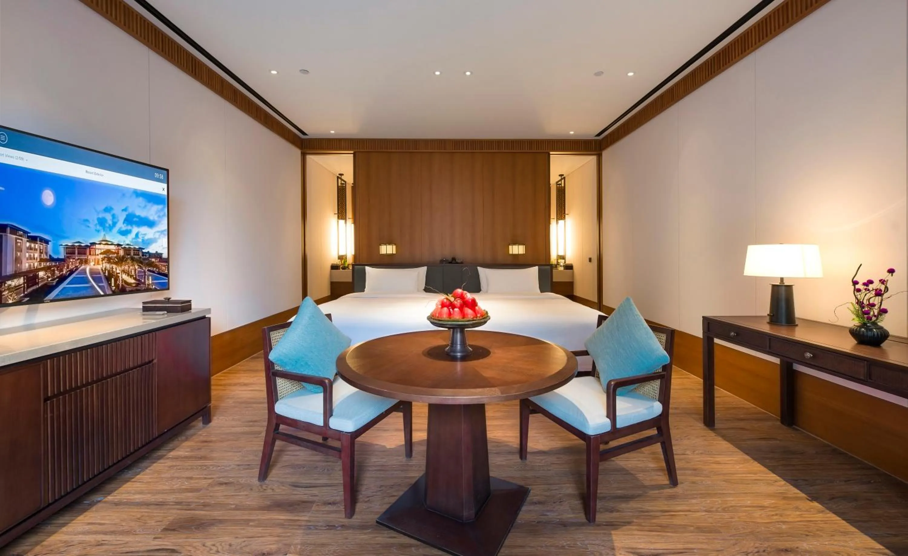 Photo of the whole room, Bed in Le Méridien Shimei Bay Beach Resort & Spa