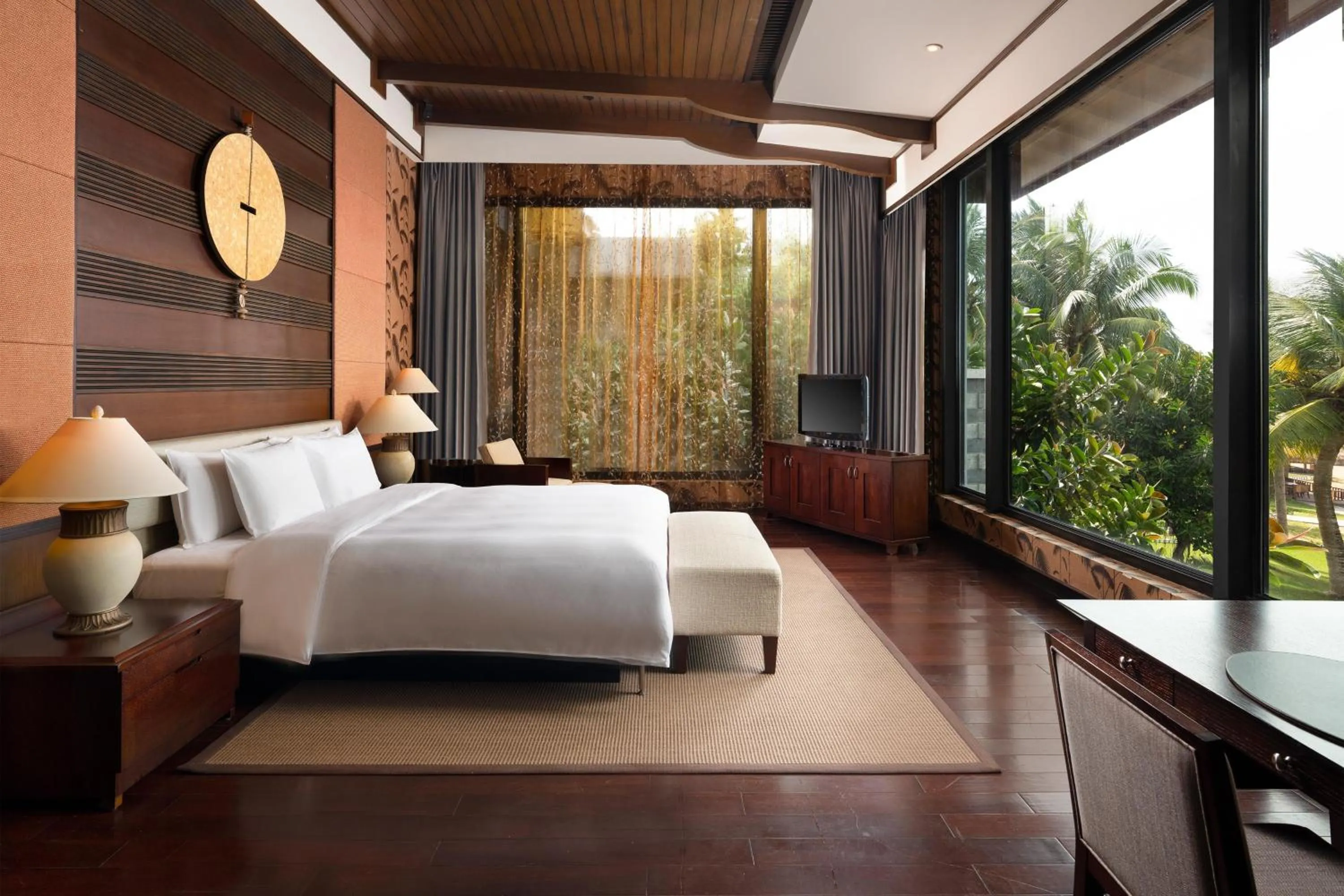 Swimming pool, Bed in Le Méridien Shimei Bay Beach Resort & Spa