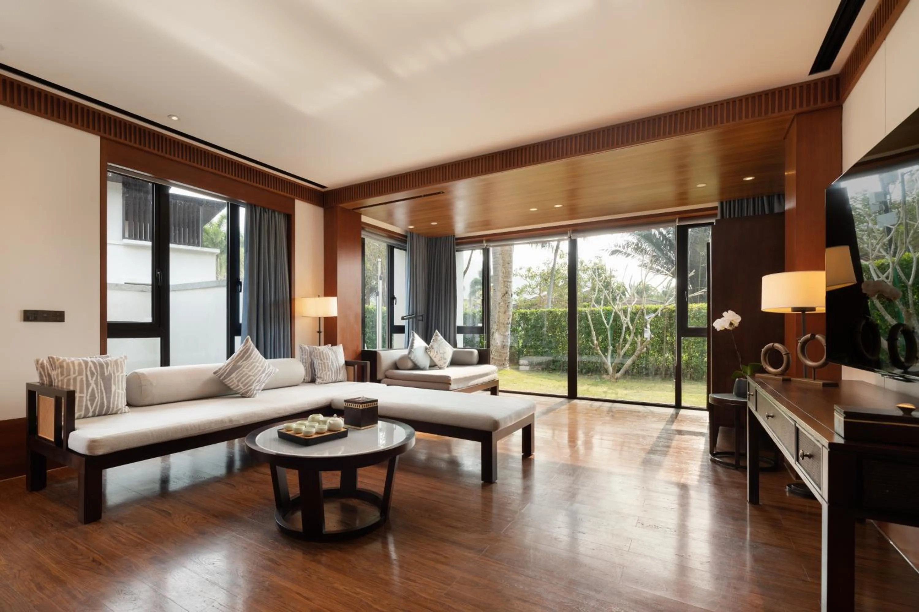 Living room, Bed in Le Méridien Shimei Bay Beach Resort & Spa